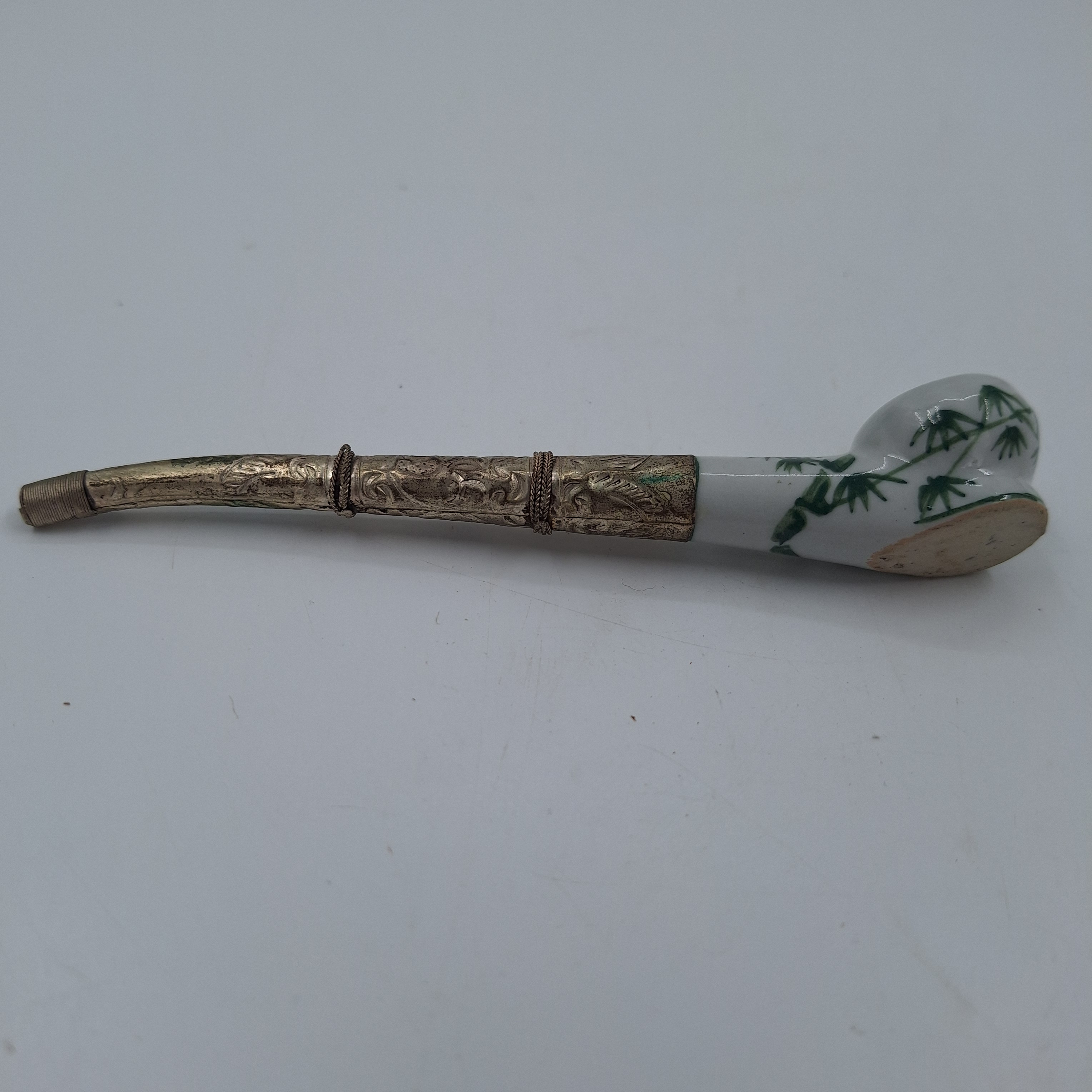 Voir photo 4 de Pipe ancienne en porcelaine. Décor floral vert. Embout en métal ciselé. Pipe ancienne en porcelaine. Décor floral vert. Embout en métal ciselé. Très bon état reconditionné photo 4