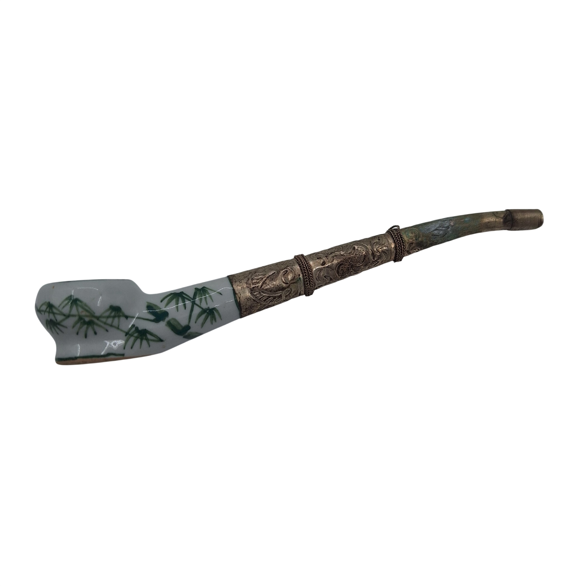 Pipe ancienne en porcelaine. Décor floral vert. Embout en métal ciselé. Très bon état - 19,00 € Pipe ancienne en porcelaine. Décor floral vert. Embout en métal ciselé. Très bon état reconditionné disponible sur Label Emmaüs
