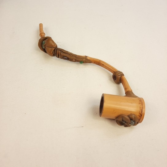 Voir photo 3 de Pipe de collection en bois clair et décor pierres de couleur Pipe de collection en bois clair et décor pierres de couleur Très bon état reconditionné photo 3