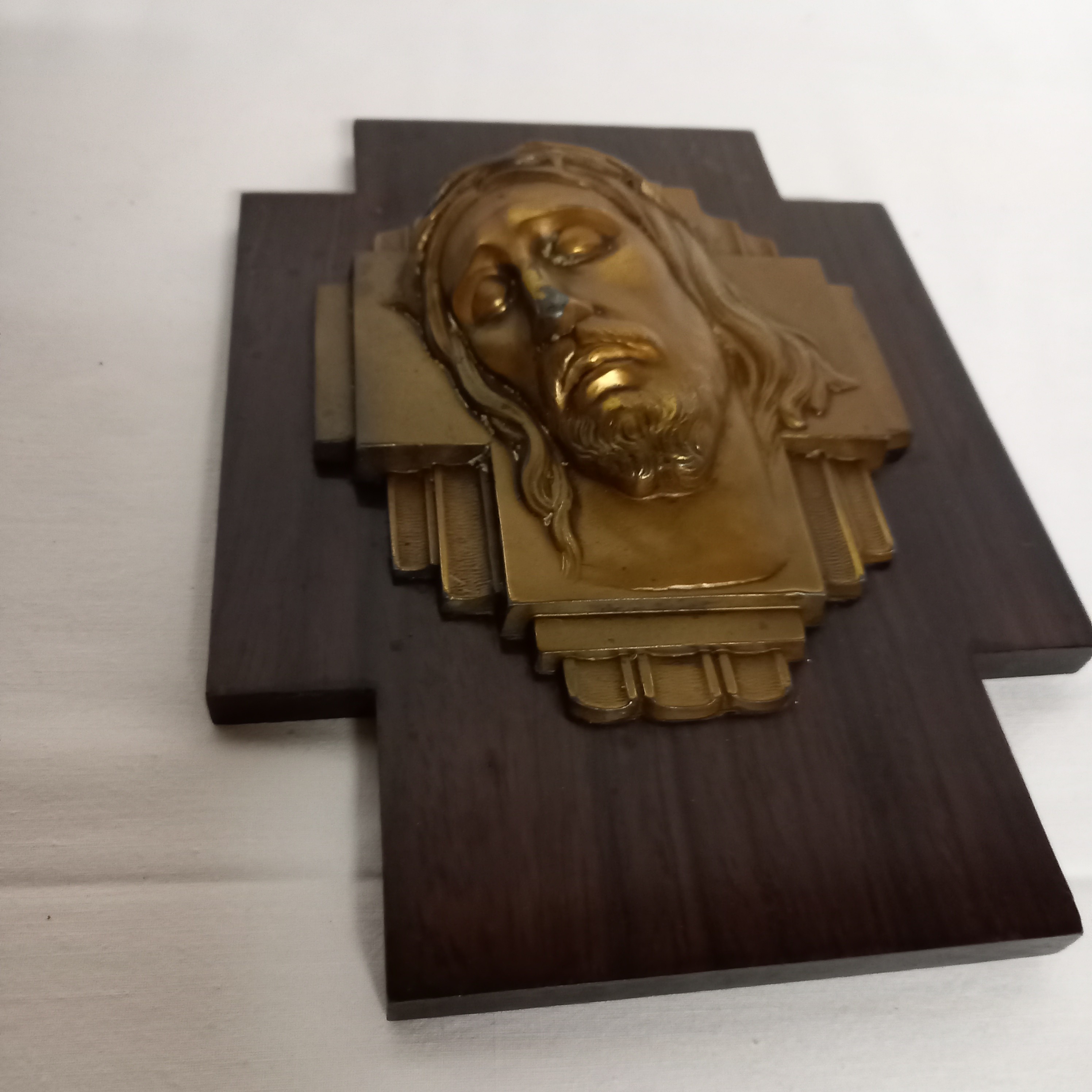 Voir photo 2 de Plaque dorée française en haut relief représentant la tête de Jésus-Christ sur un panneau de croix en bois Plaque dorée française en haut relief représentant la tête de Jésus-Christ sur un panneau de croix en bois Bon état reconditionné photo 2