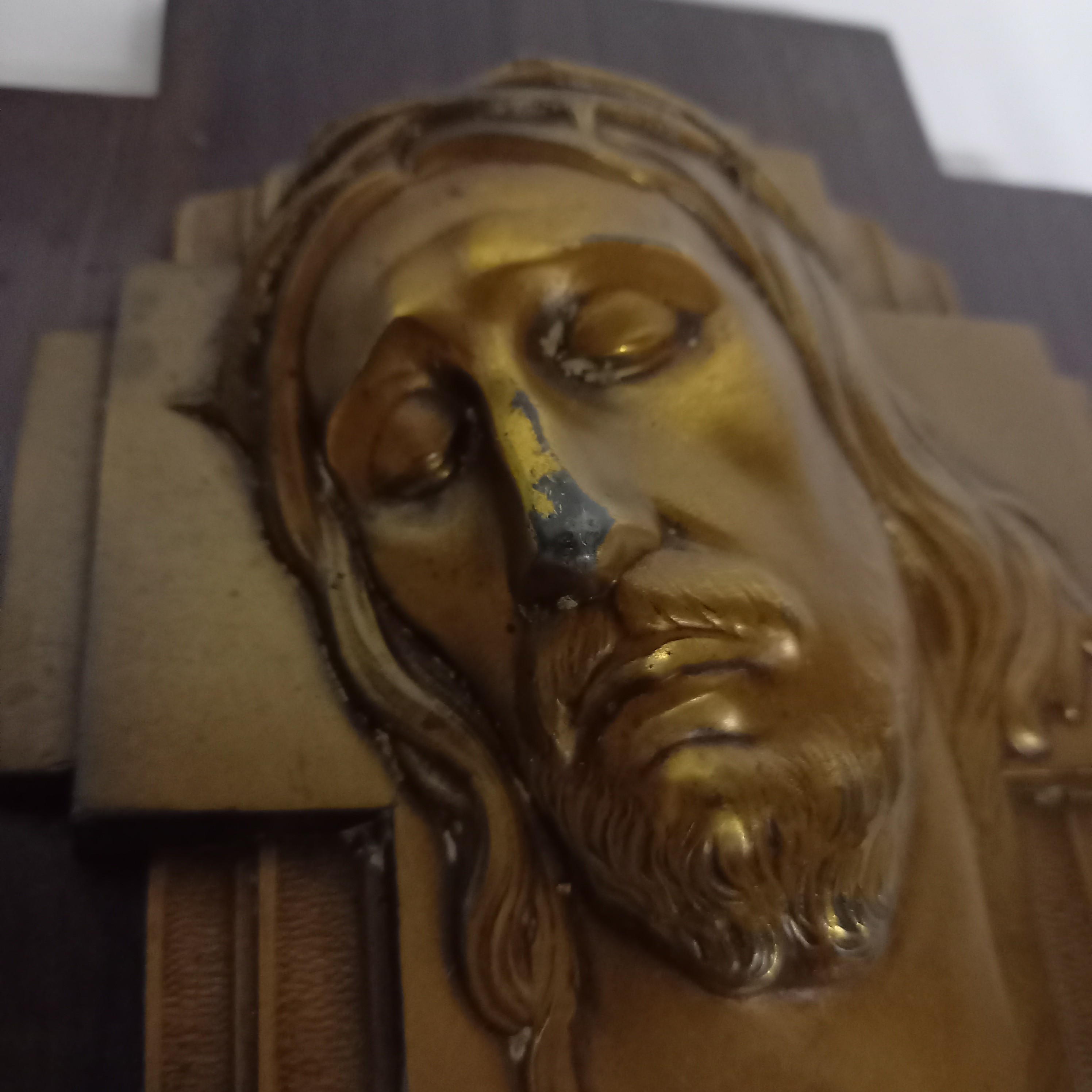 Voir photo 3 de Plaque dorée française en haut relief représentant la tête de Jésus-Christ sur un panneau de croix en bois Plaque dorée française en haut relief représentant la tête de Jésus-Christ sur un panneau de croix en bois Bon état reconditionné photo 3