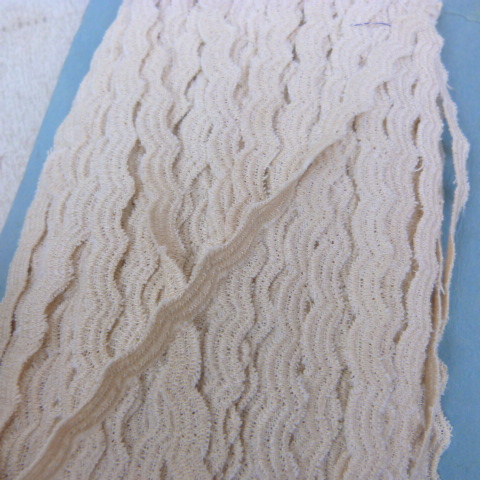 Acheter Plaquette de Galon Beige Dimensions : Longueur de 9m 20 Largeur 0.5cm NEUF Parfait état - 10,00 € Plaquette de Galon Beige Dimensions : Longueur de 9m 20 Largeur 0.5cm NEUF Parfait état reconditionné disponible sur Label Emmaüs