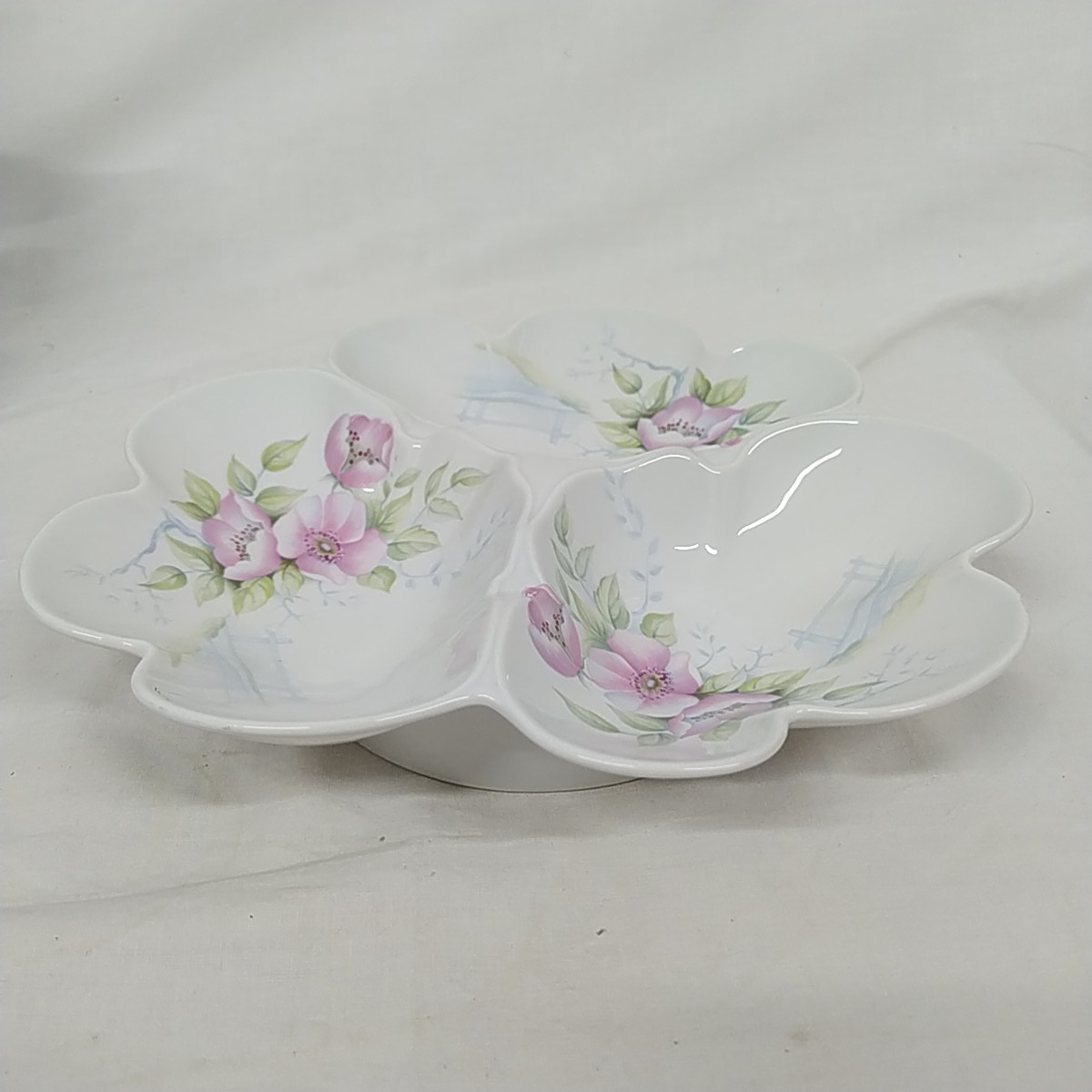 Voir photo 2 de Plat 3 compartiments en porcelaine du Lys Royal Plat 3 compartiments en porcelaine du Lys Royal Très bon état reconditionné photo 2