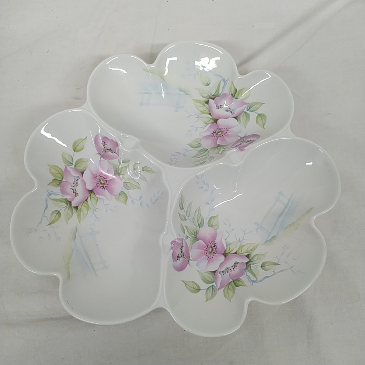 Plat 3 compartiments en porcelaine du Lys Royal Très bon état - 15,00 € Plat 3 compartiments en porcelaine du Lys Royal Très bon état reconditionné disponible sur Label Emmaüs