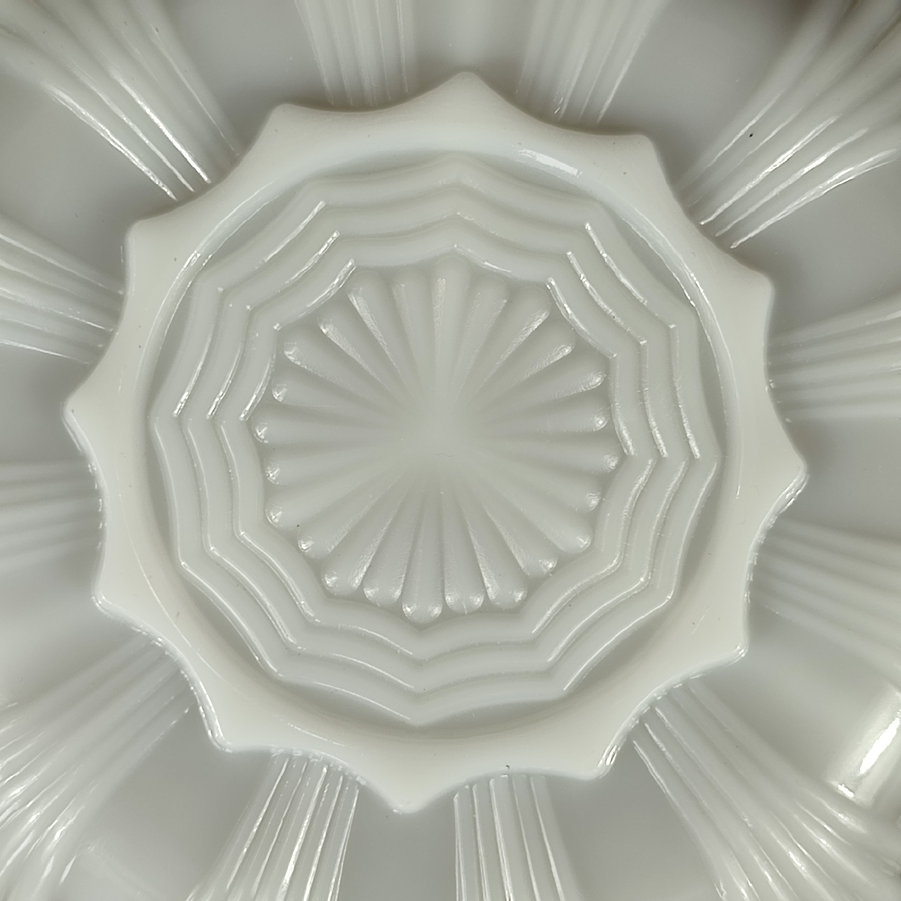 Voir photo 5 de Plat à compartiments pour apéritif - Vintage - Anchor Hocking - Opaline blanche et bord doré Plat à compartiments pour apéritif - Vintage - Anchor Hocking - Opaline blanche et bord doré Bon état reconditionné photo 5