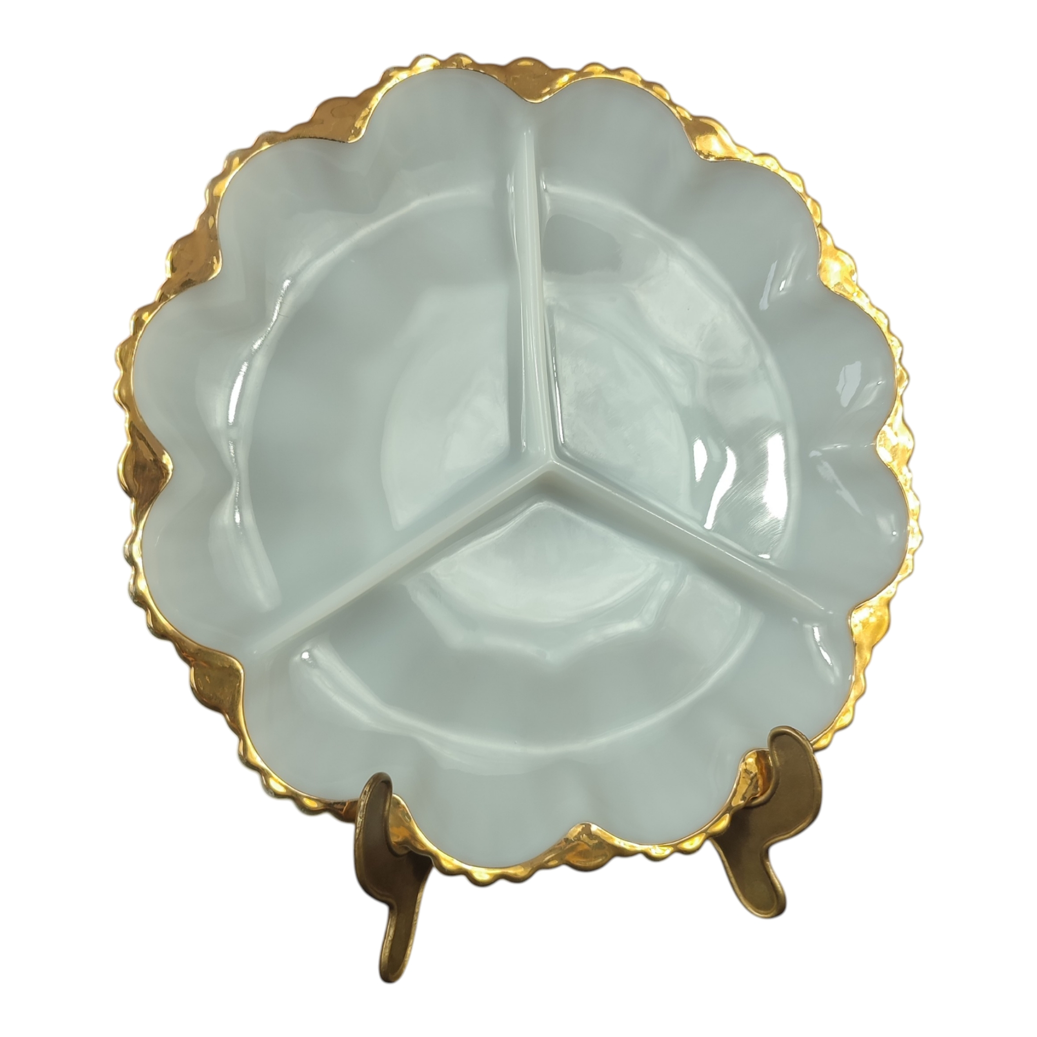 Plat à compartiments pour apéritif - Vintage - Anchor Hocking - Opaline blanche et bord doré Bon état - 19,00 € Plat à compartiments pour apéritif - Vintage - Anchor Hocking - Opaline blanche et bord doré Bon état reconditionné disponible sur Label Emmaüs