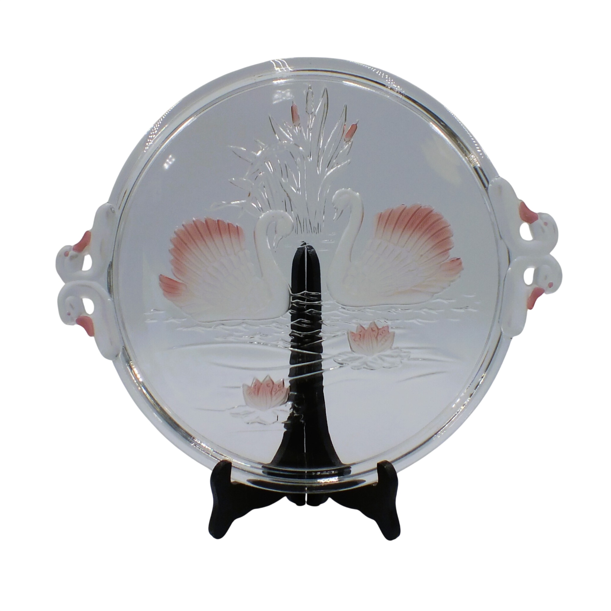Plat à tarte en verre décoré — Cygnes et nénuphars, relief et touches roses - 25,00 € Plat à tarte en verre décoré — Cygnes et nénuphars, relief et touches roses reconditionné disponible sur Label Emmaüs