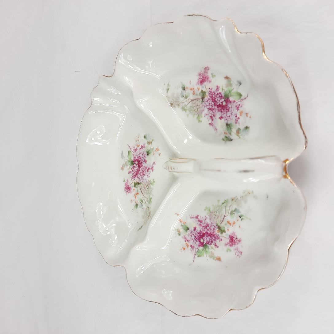 Voir photo 2 de Plat ancien en porcelaine à 3 compartiments Plat ancien en porcelaine à 3 compartiments Très bon état reconditionné photo 2