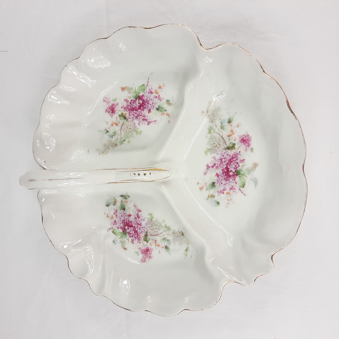 Acheter Plat ancien en porcelaine à 3 compartiments Très bon état - 25,00 € Plat ancien en porcelaine à 3 compartiments Très bon état reconditionné disponible sur Label Emmaüs