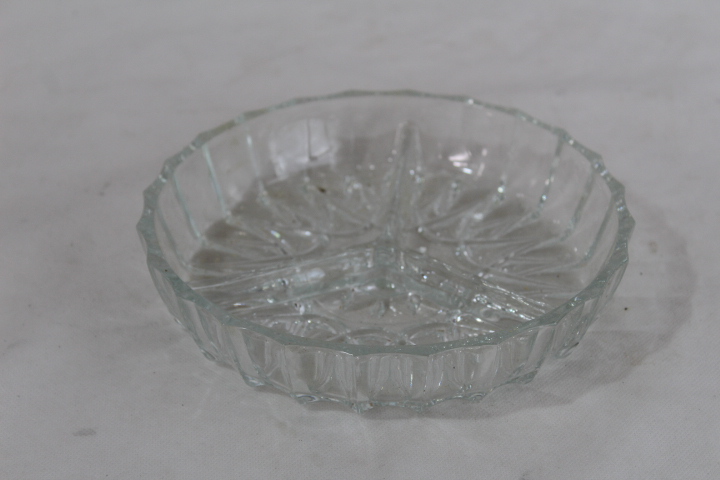 Voir photo 3 de Plat apéritif à compartiment en verre de cristal Plat apéritif à compartiment en verre de cristal Très bon état reconditionné photo 3