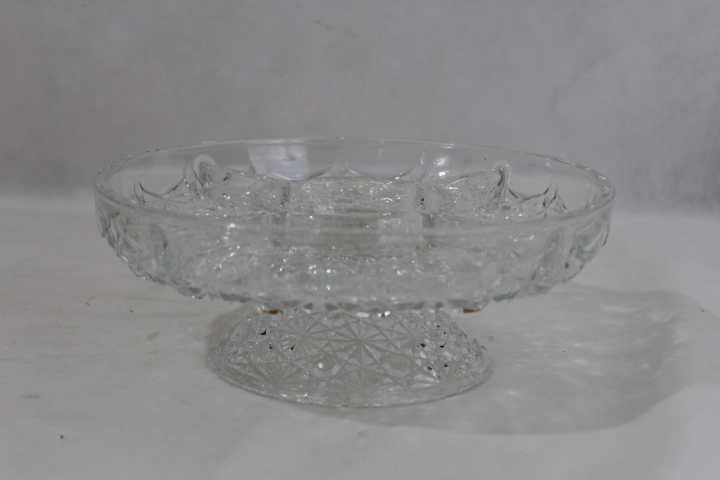 Voir photo 2 de Plat apéritif à compartiment en verre de cristal sur pied avec cloche Plat apéritif à compartiment en verre de cristal sur pied avec cloche Très bon état reconditionné photo 2