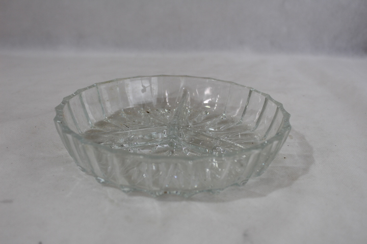 Acheter Plat apéritif à compartiment en verre de cristal Très bon état - 10,00 € Plat apéritif à compartiment en verre de cristal Très bon état reconditionné disponible sur Label Emmaüs
