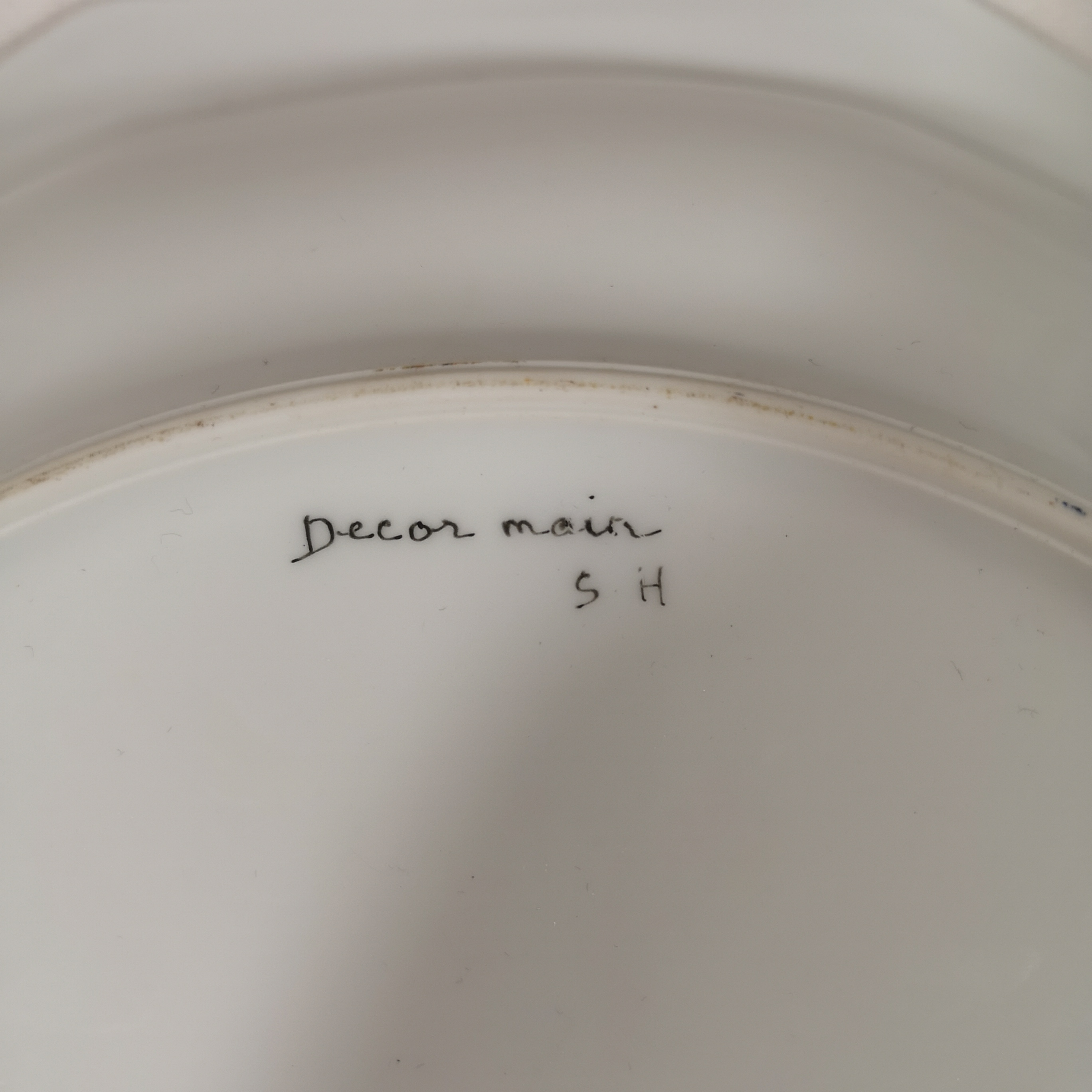 Voir photo 3 de Plat creux décoré à la main en porcelaine de Limoges Plat creux décoré à la main en porcelaine de Limoges Très bon état reconditionné photo 3