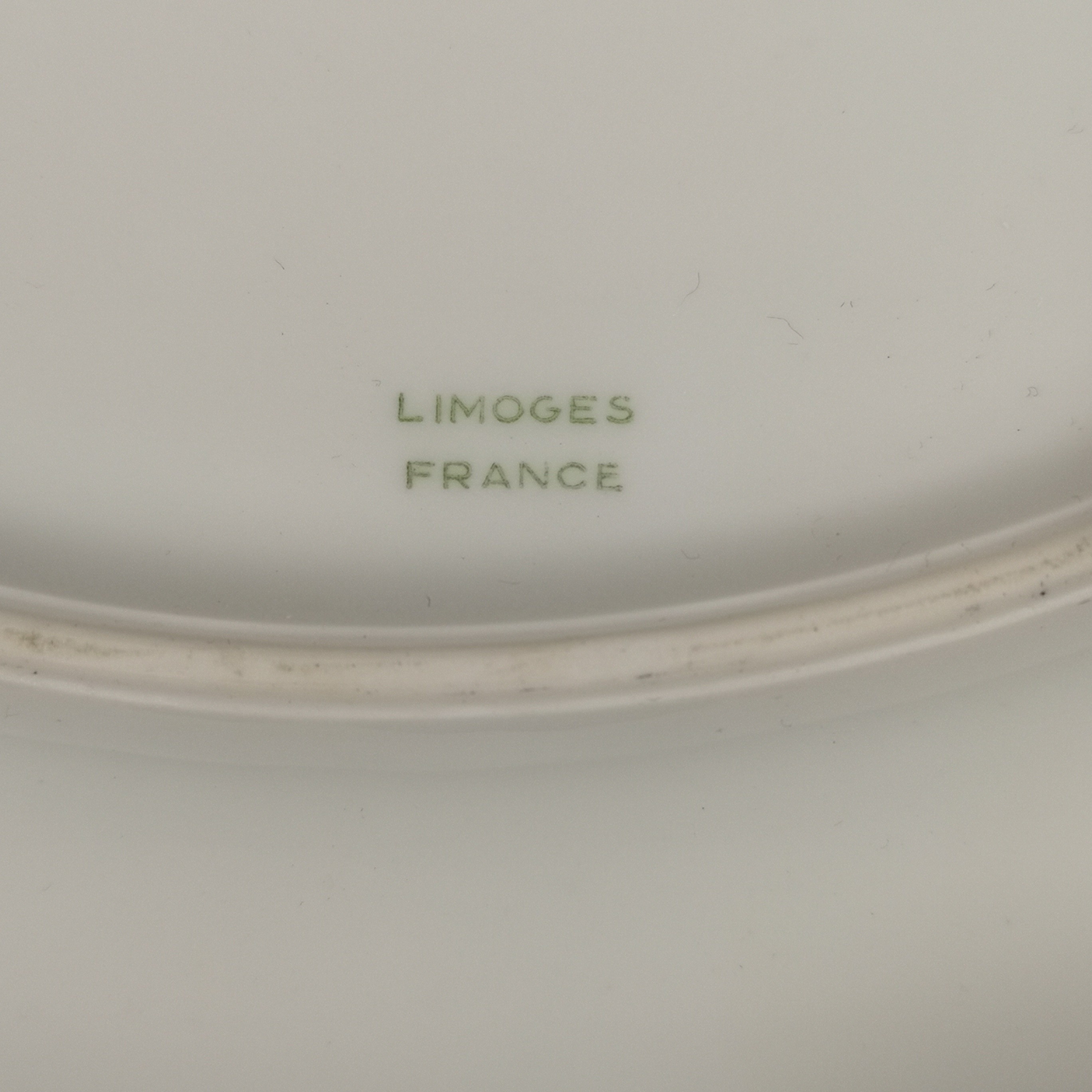 Voir photo 4 de Plat creux décoré à la main en porcelaine de Limoges Plat creux décoré à la main en porcelaine de Limoges Très bon état reconditionné photo 4