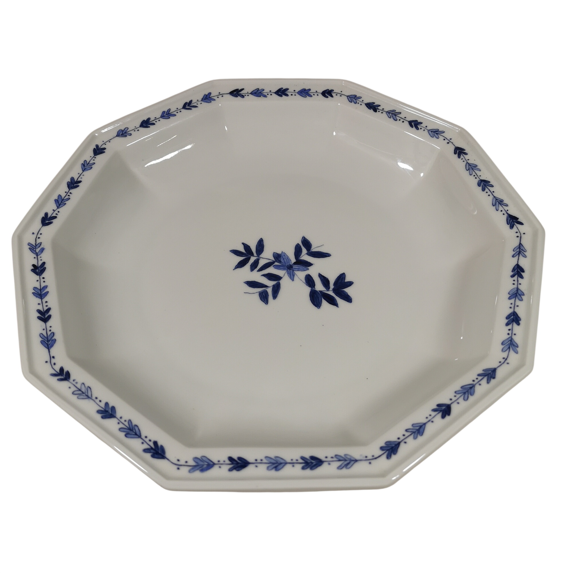 Plat creux décoré à la main en porcelaine de Limoges Très bon état - 16,00 € Plat creux décoré à la main en porcelaine de Limoges Très bon état reconditionné disponible sur Label Emmaüs