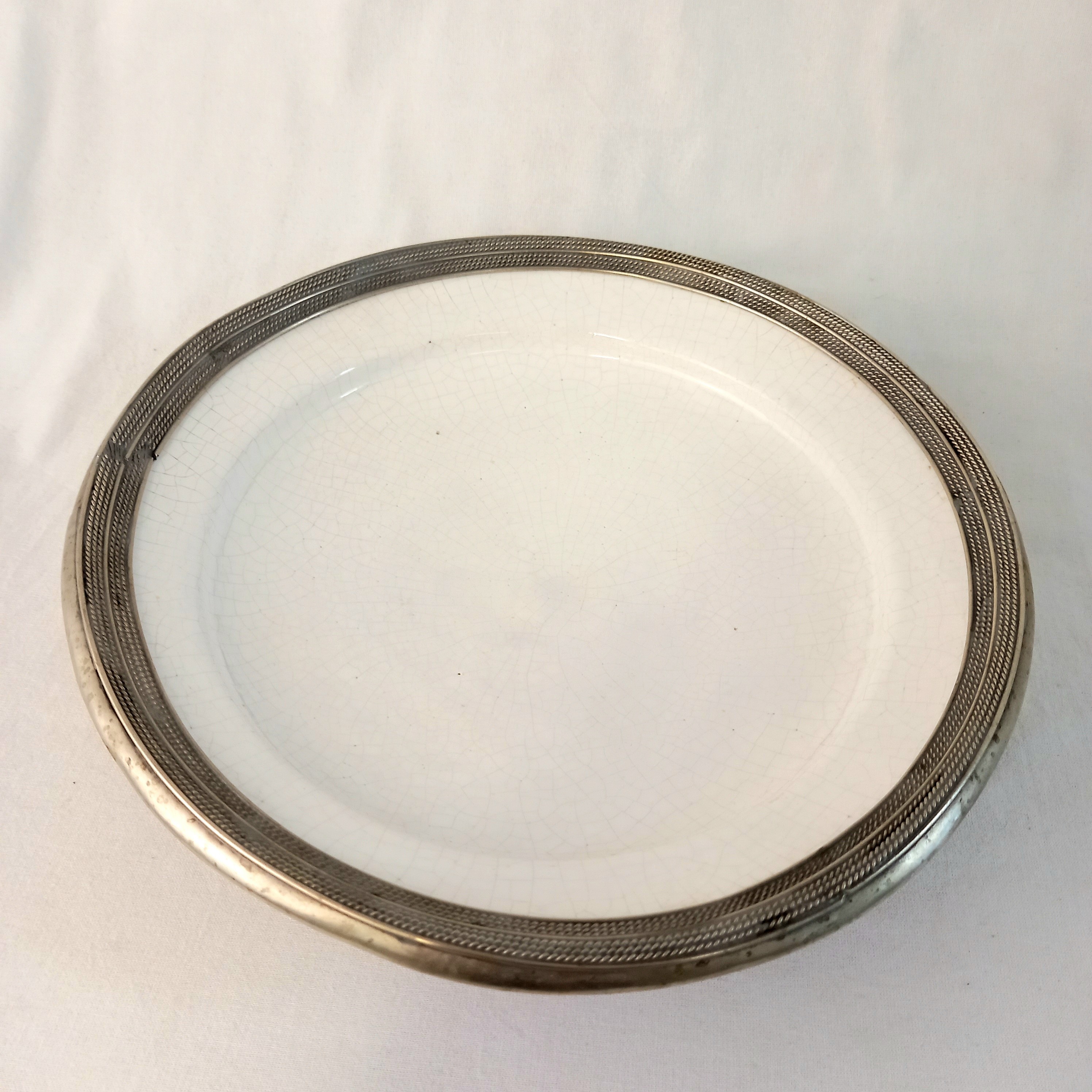 Voir photo 2 de Plat creux en grès vernis et émaillé, cerclé de métal argenté ouvragé Plat creux en grès vernis et émaillé, cerclé de métal argenté ouvragé Bon état reconditionné photo 2