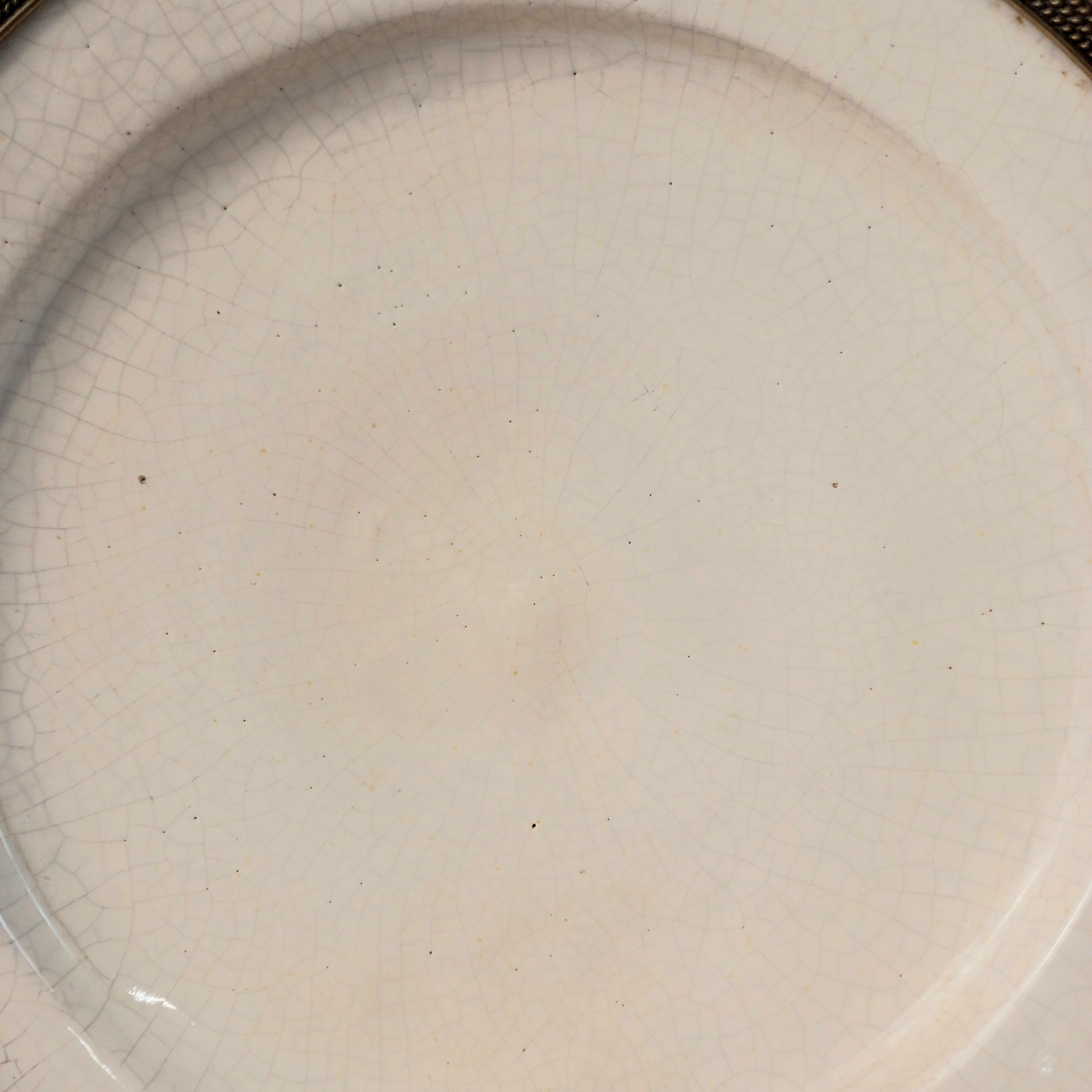 Voir photo 4 de Plat creux en grès vernis et émaillé, cerclé de métal argenté ouvragé Plat creux en grès vernis et émaillé, cerclé de métal argenté ouvragé Bon état reconditionné photo 4