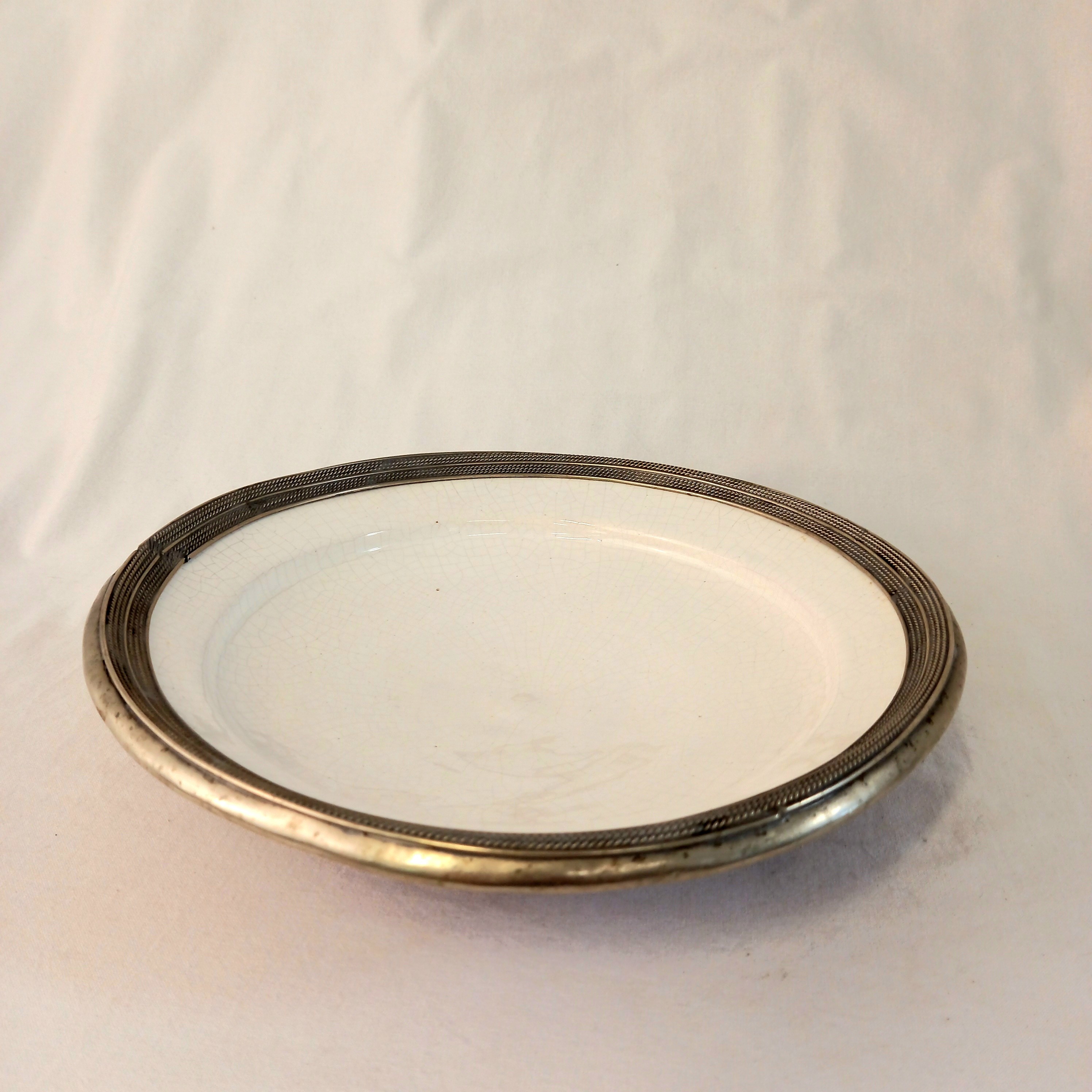 Voir photo 6 de Plat creux en grès vernis et émaillé, cerclé de métal argenté ouvragé Plat creux en grès vernis et émaillé, cerclé de métal argenté ouvragé Bon état reconditionné photo 6
