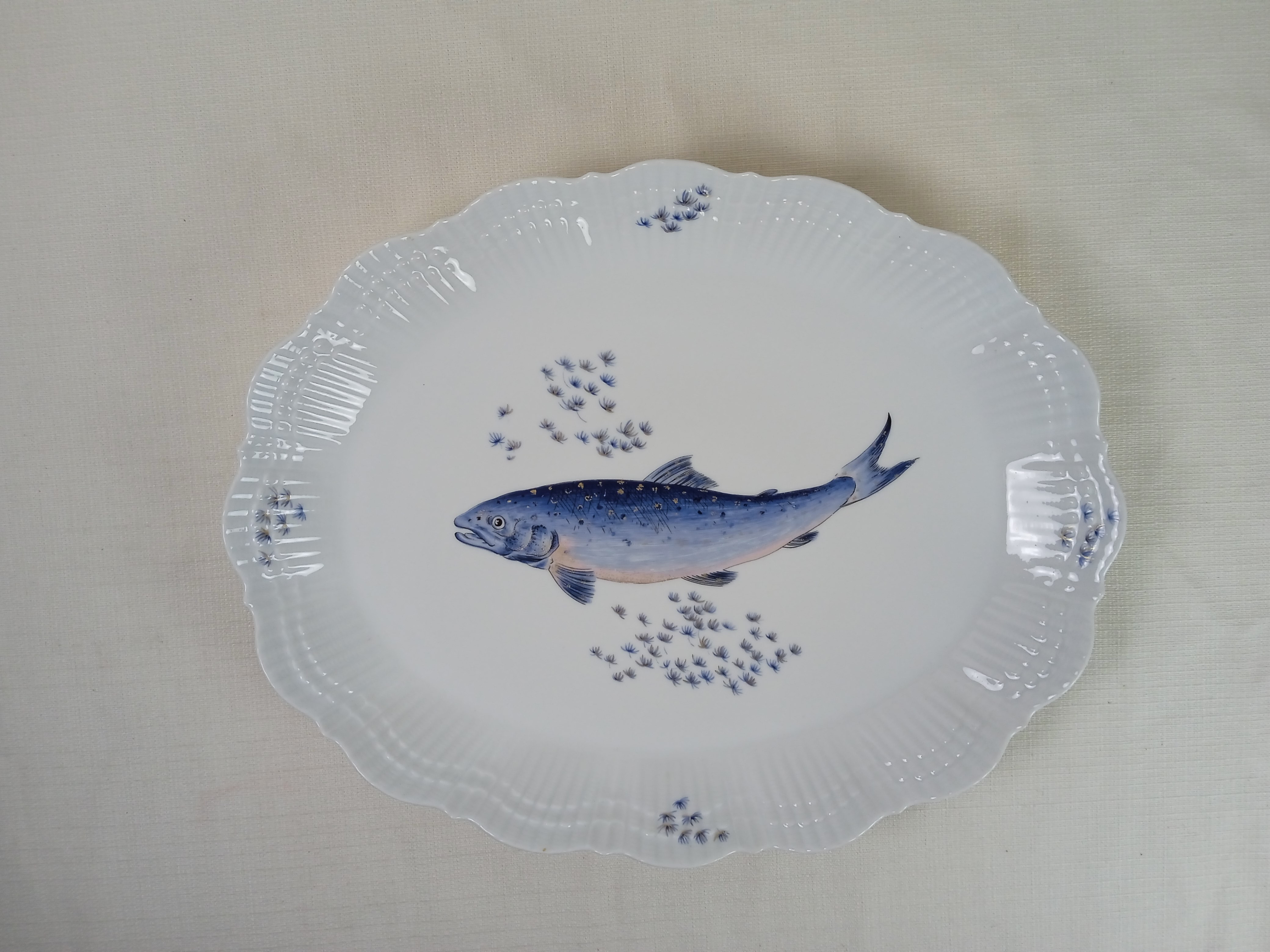 Voir photo 2 de Plat de service à poisson en porcelaine A. Giraud et Compagnie - Limoges Sauviat - 1836 Plat de service à poisson en porcelaine A. Giraud et Compagnie - Limoges Sauviat - 1836 Bon état reconditionné photo 2