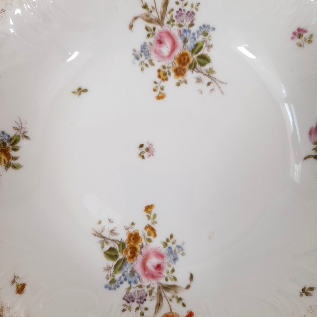 Voir photo 2 de Plat de Service Creux à Oreilles en Porcelaine de Limoges "AH & Cie" – Décor floral & dorure Plat de Service Creux à Oreilles en Porcelaine de Limoges "AH & Cie" – Décor floral & dorure Bon état reconditionné photo 2