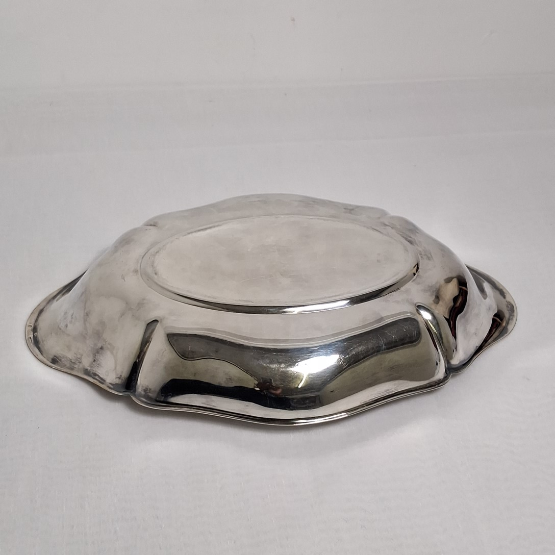 Voir photo 2 de Plat de service ovale en inox argent signé royal bb Plat de service ovale en inox argent signé royal bb État correct reconditionné photo 2