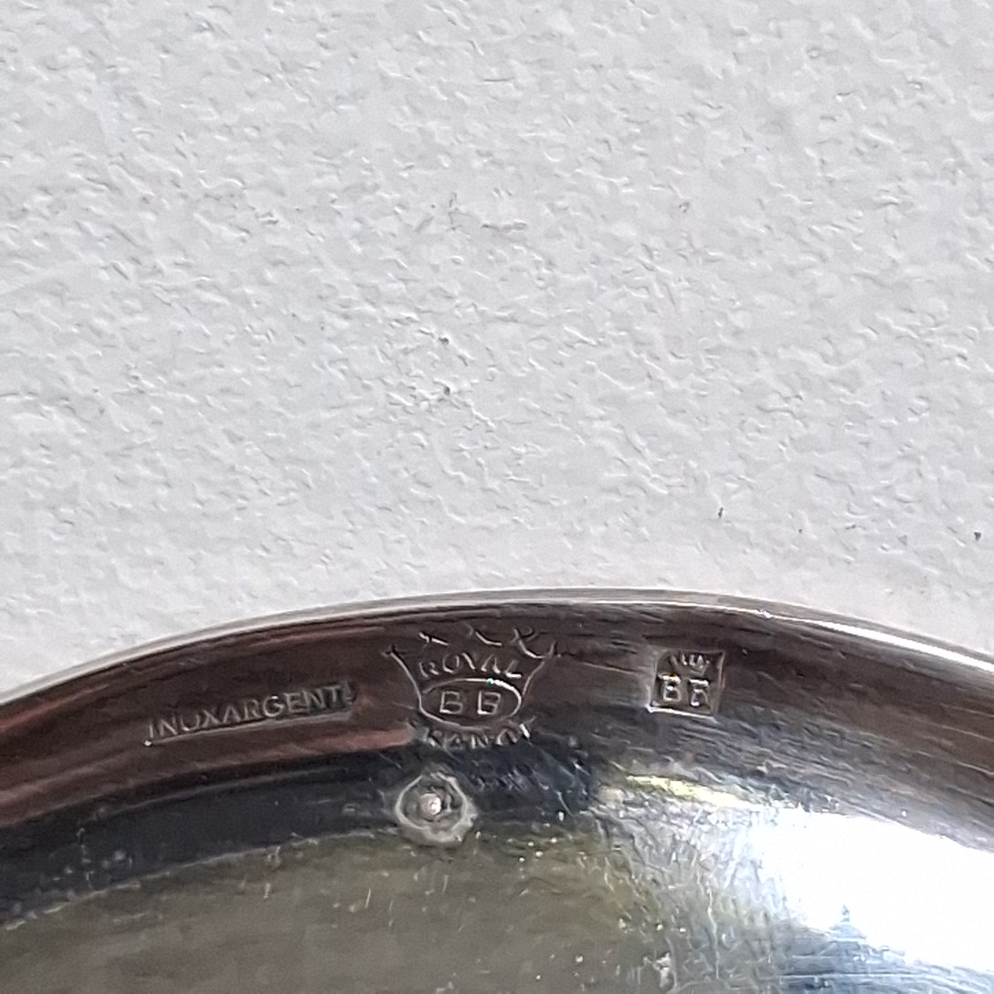 Voir photo 3 de Plat de service ovale en inox argent signé royal bb Plat de service ovale en inox argent signé royal bb État correct reconditionné photo 3