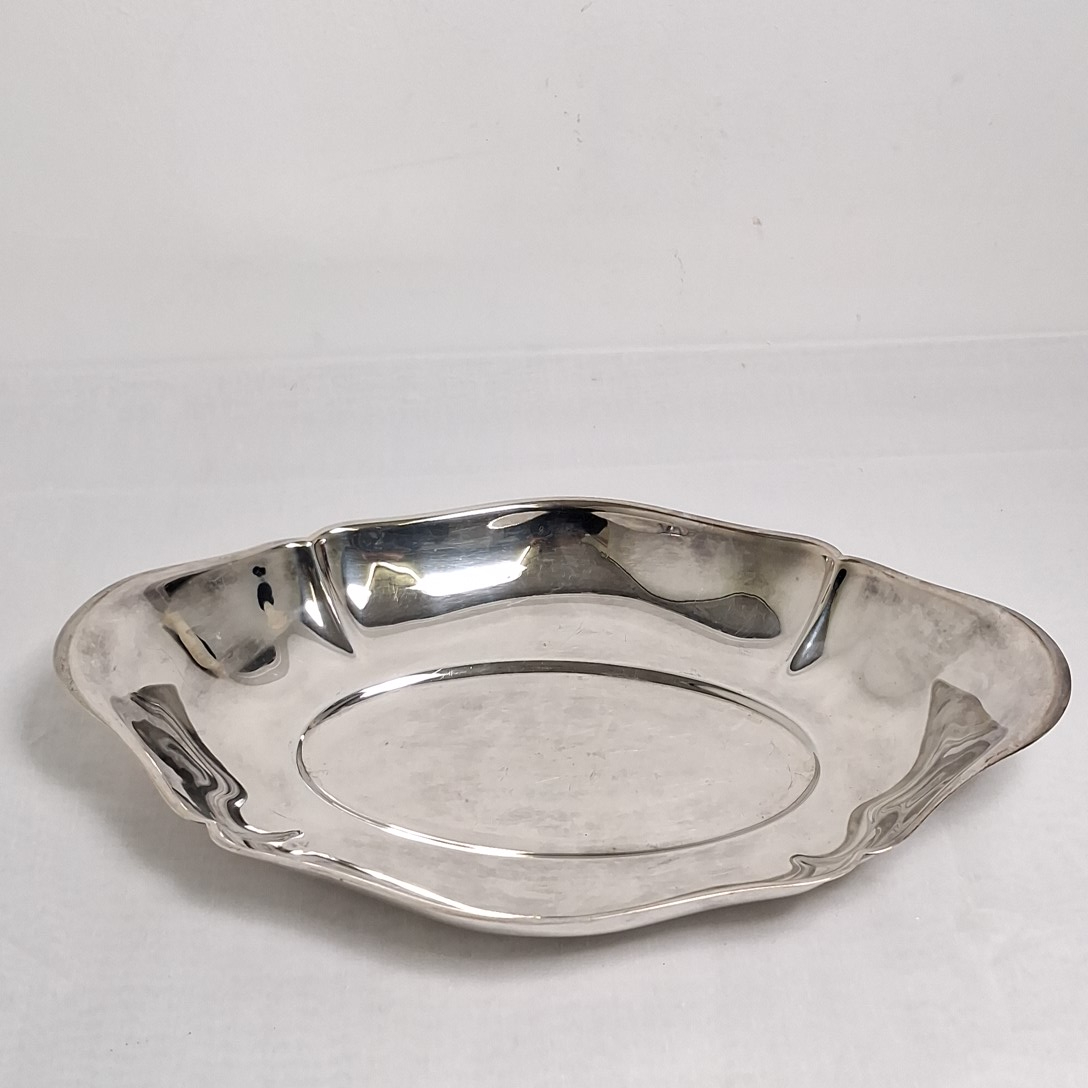 Voir photo 4 de Plat de service ovale en inox argent signé royal bb Plat de service ovale en inox argent signé royal bb État correct reconditionné photo 4