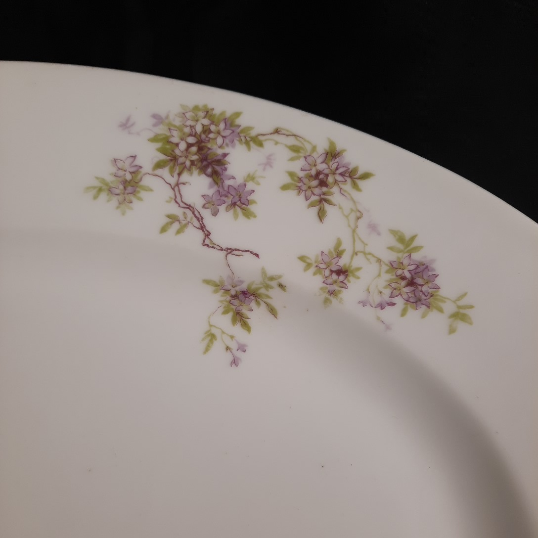 Voir photo 2 de Plat de service ovale en porcelaine blanche à décor fleuri mauve etvert Plat de service ovale en porcelaine blanche à décor fleuri mauve etvert Très bon état reconditionné photo 2
