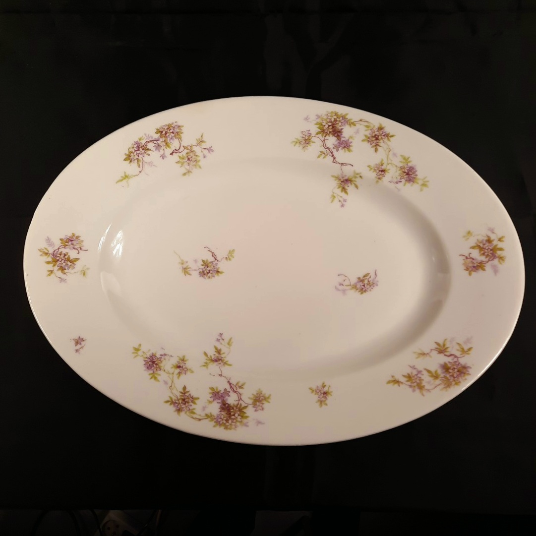 Acheter Plat de service ovale en porcelaine blanche à décor fleuri mauve etvert Très bon état - 25,00 € Plat de service ovale en porcelaine blanche à décor fleuri mauve etvert Très bon état reconditionné disponible sur Label Emmaüs