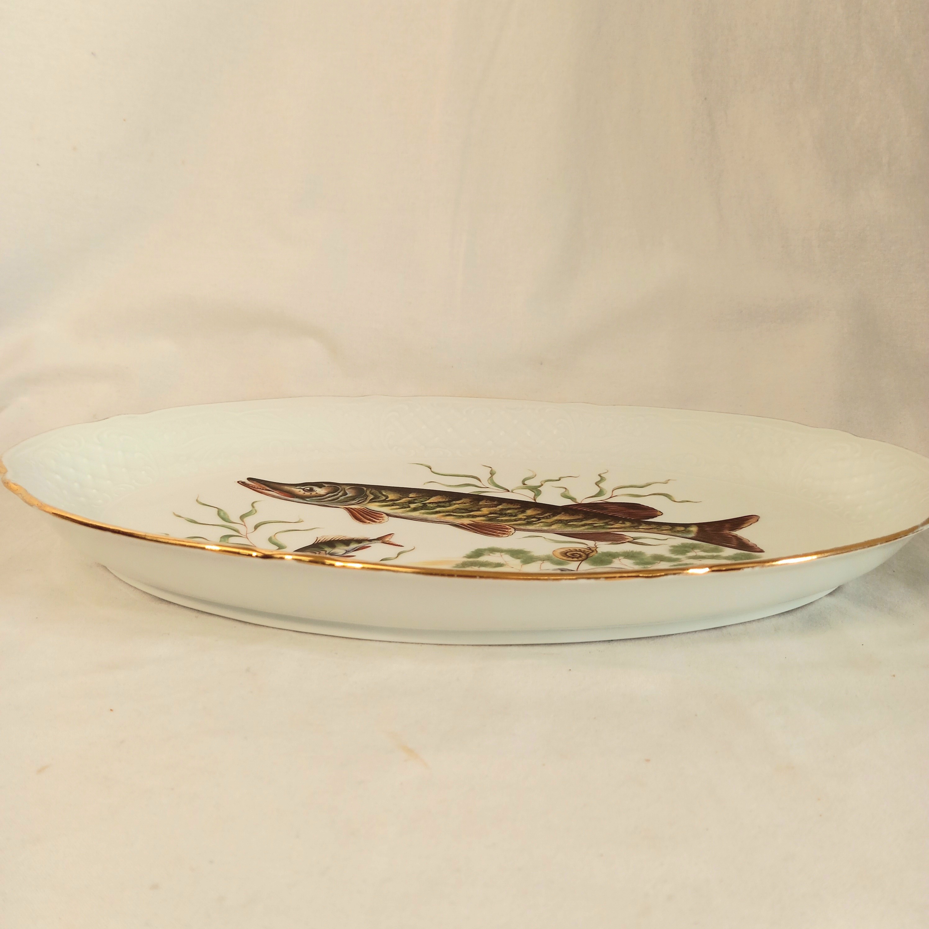 Voir photo 3 de Plat de service ovale en porcelaine de Limoges, manufacture Sofafils, motif "brochet" Plat de service ovale en porcelaine de Limoges, manufacture Sofafils, motif "brochet" Très bon état reconditionné photo 3