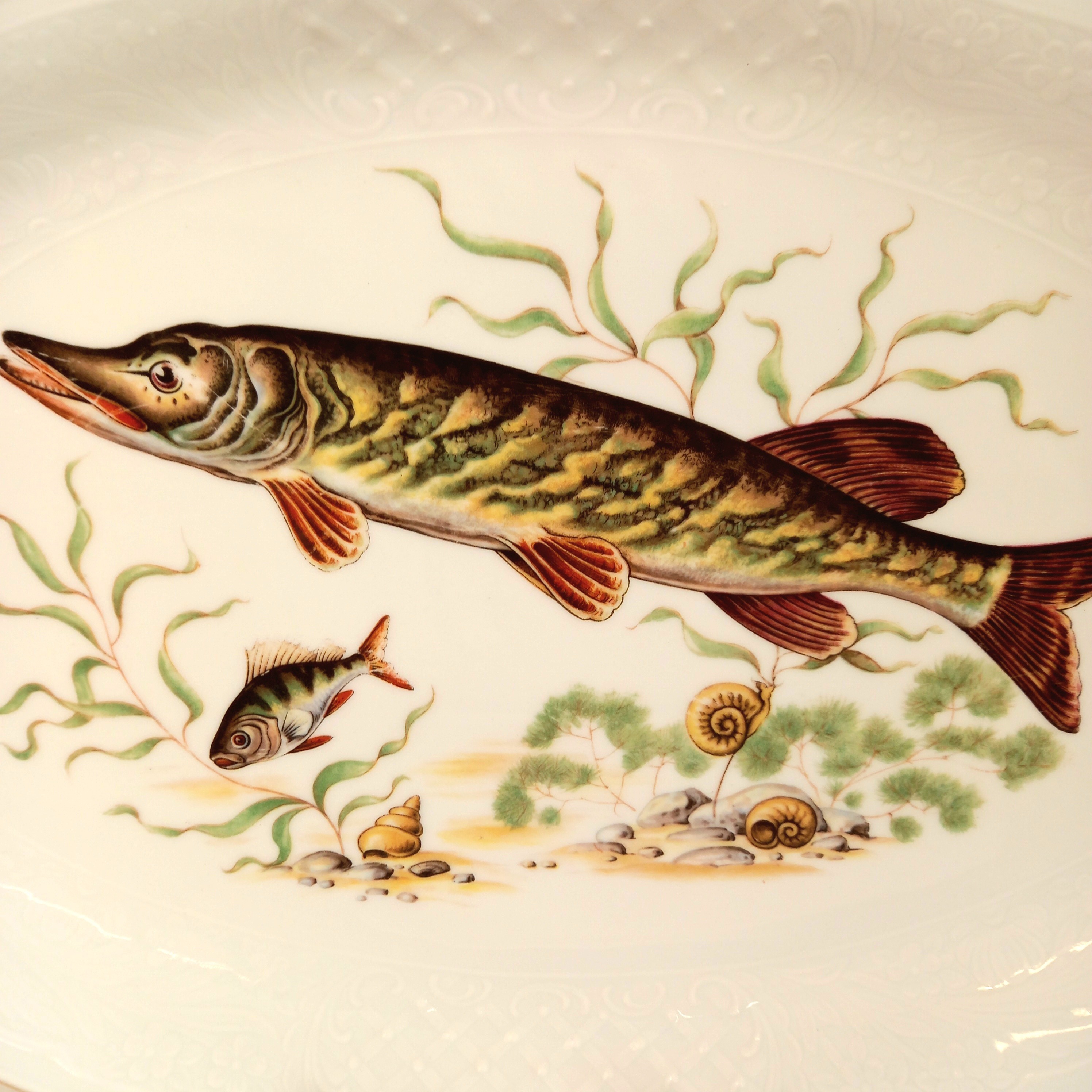 Voir photo 5 de Plat de service ovale en porcelaine de Limoges, manufacture Sofafils, motif "brochet" Plat de service ovale en porcelaine de Limoges, manufacture Sofafils, motif "brochet" Très bon état reconditionné photo 5