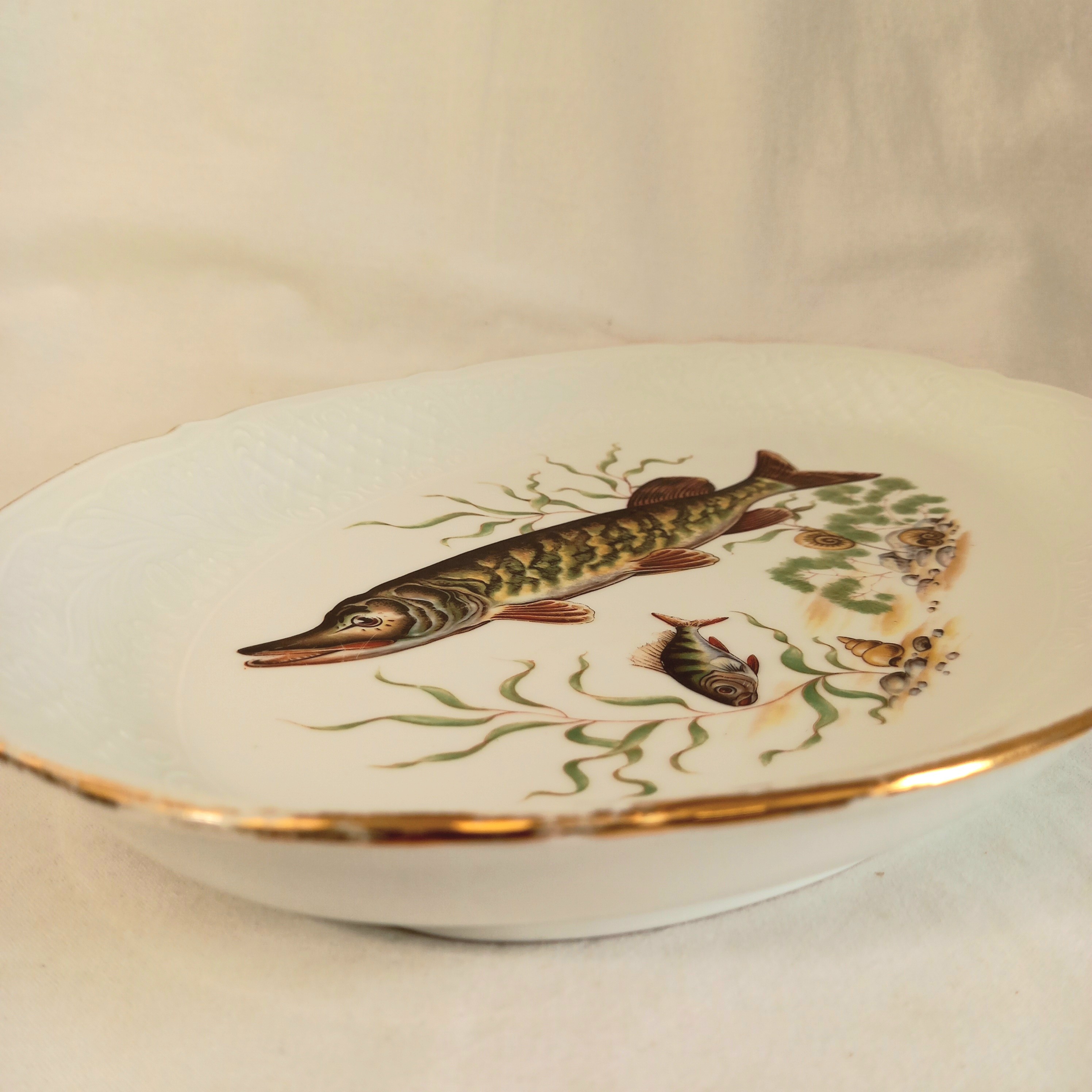 Voir photo 7 de Plat de service ovale en porcelaine de Limoges, manufacture Sofafils, motif "brochet" Plat de service ovale en porcelaine de Limoges, manufacture Sofafils, motif "brochet" Très bon état reconditionné photo 7