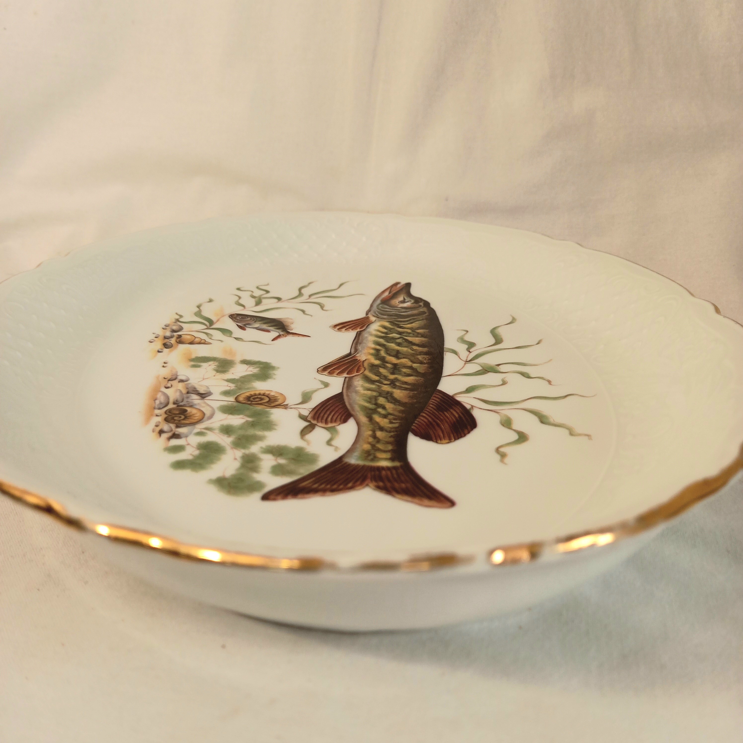 Voir photo 8 de Plat de service ovale en porcelaine de Limoges, manufacture Sofafils, motif "brochet" Plat de service ovale en porcelaine de Limoges, manufacture Sofafils, motif "brochet" Très bon état reconditionné photo 8