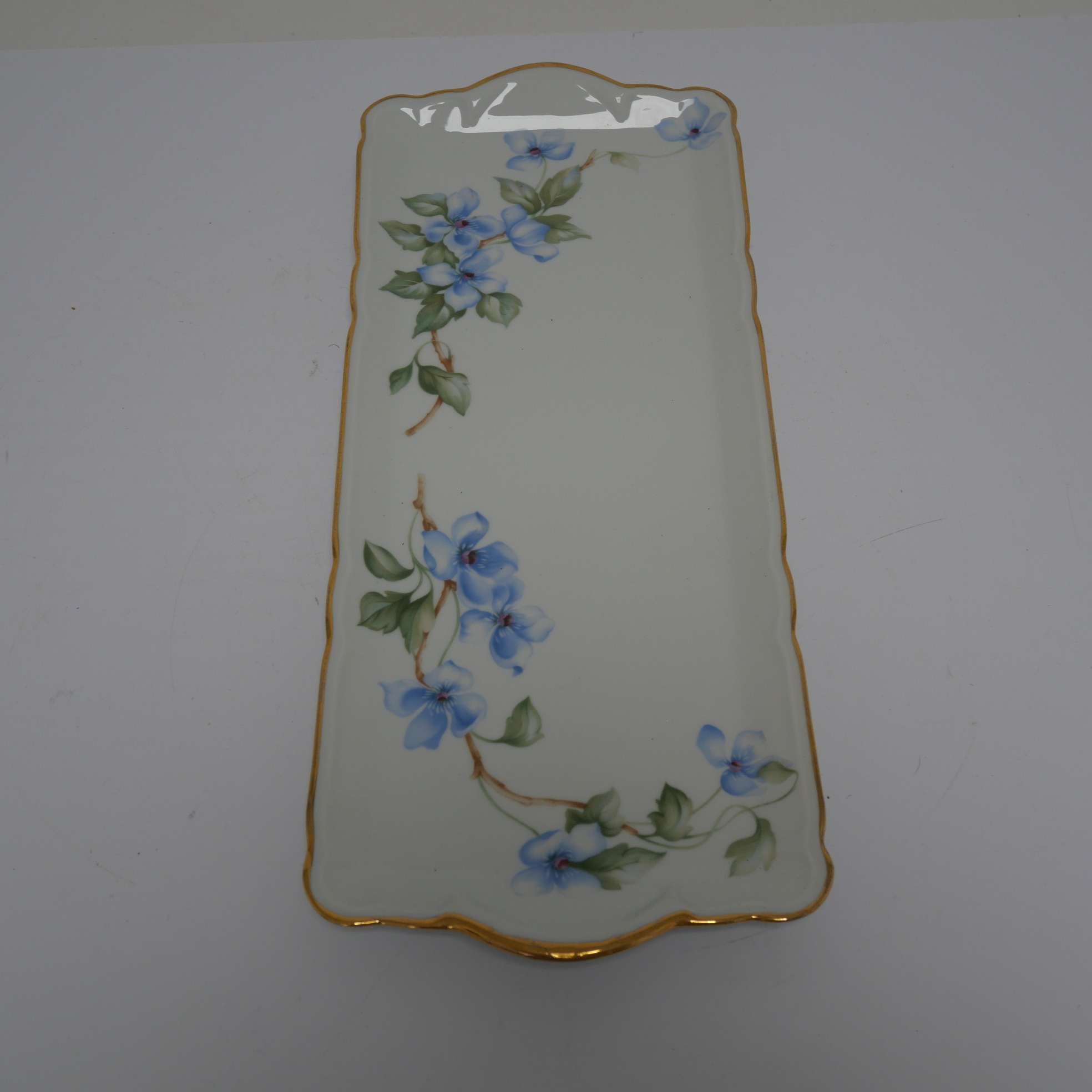 Voir photo 2 de Plat de Service Rectangulaire en Porcelaine - Décor Fleurs Bleues, Bord Doré Plat de Service Rectangulaire en Porcelaine - Décor Fleurs Bleues, Bord Doré Bon état reconditionné photo 2