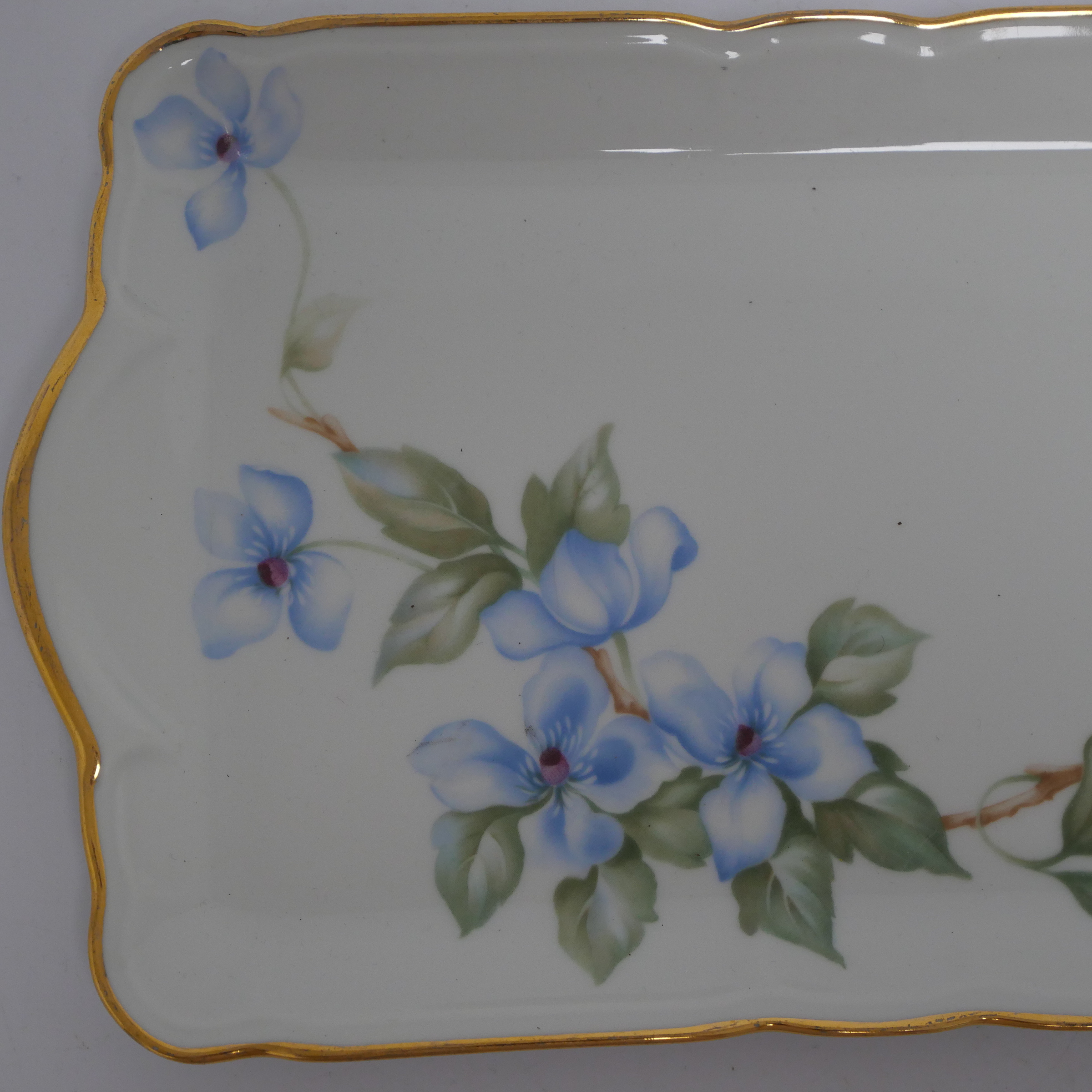 Voir photo 3 de Plat de Service Rectangulaire en Porcelaine - Décor Fleurs Bleues, Bord Doré Plat de Service Rectangulaire en Porcelaine - Décor Fleurs Bleues, Bord Doré Bon état reconditionné photo 3