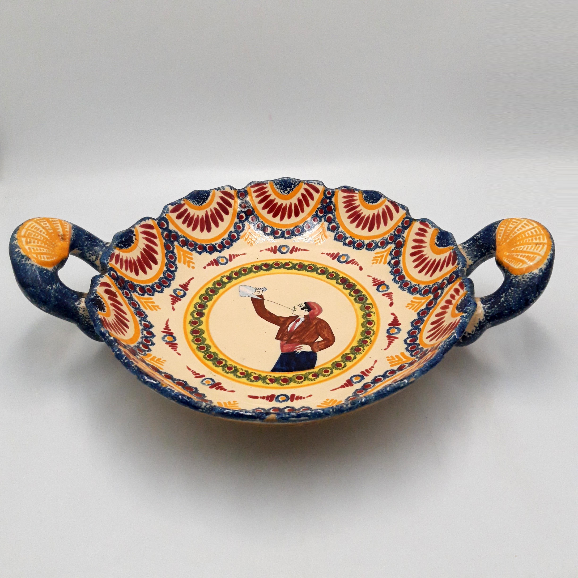 Voir photo 2 de Plat en faïence colorée avec anses signé ‘’Anselme Font Romeu’’, Artisanat Catalan. Plat en faïence colorée avec anses signé ‘’Anselme Font Romeu’’, Artisanat Catalan. Très bon état reconditionné photo 2