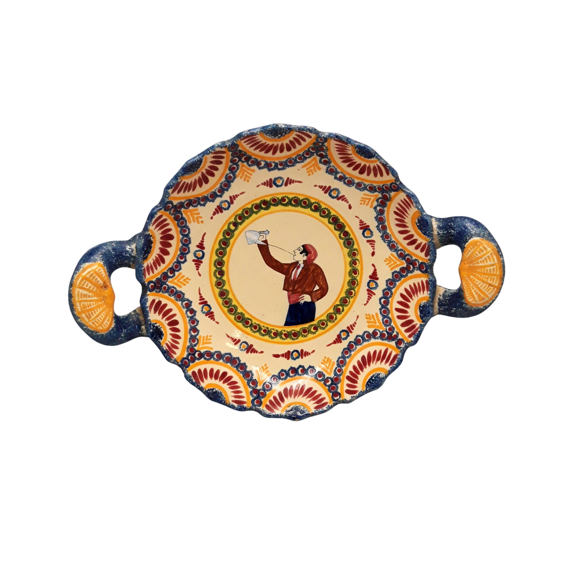 Plat en faïence colorée avec anses signé ‘’Anselme Font Romeu’’, Artisanat Catalan. Très bon état - 31,00 € Plat en faïence colorée avec anses signé ‘’Anselme Font Romeu’’, Artisanat Catalan. Très bon état reconditionné disponible sur Label Emmaüs