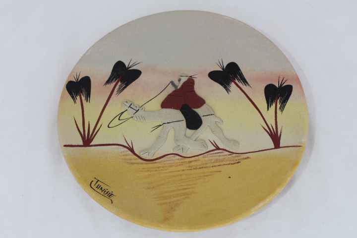 Plat mural tunisien paysage du sahel signé Tunisie en terre/argile cuite peint à la main Parfait état - 30,00 € Plat mural tunisien paysage du sahel signé Tunisie en terre/argile cuite peint à la main Parfait état reconditionné disponible sur Label Emmaüs