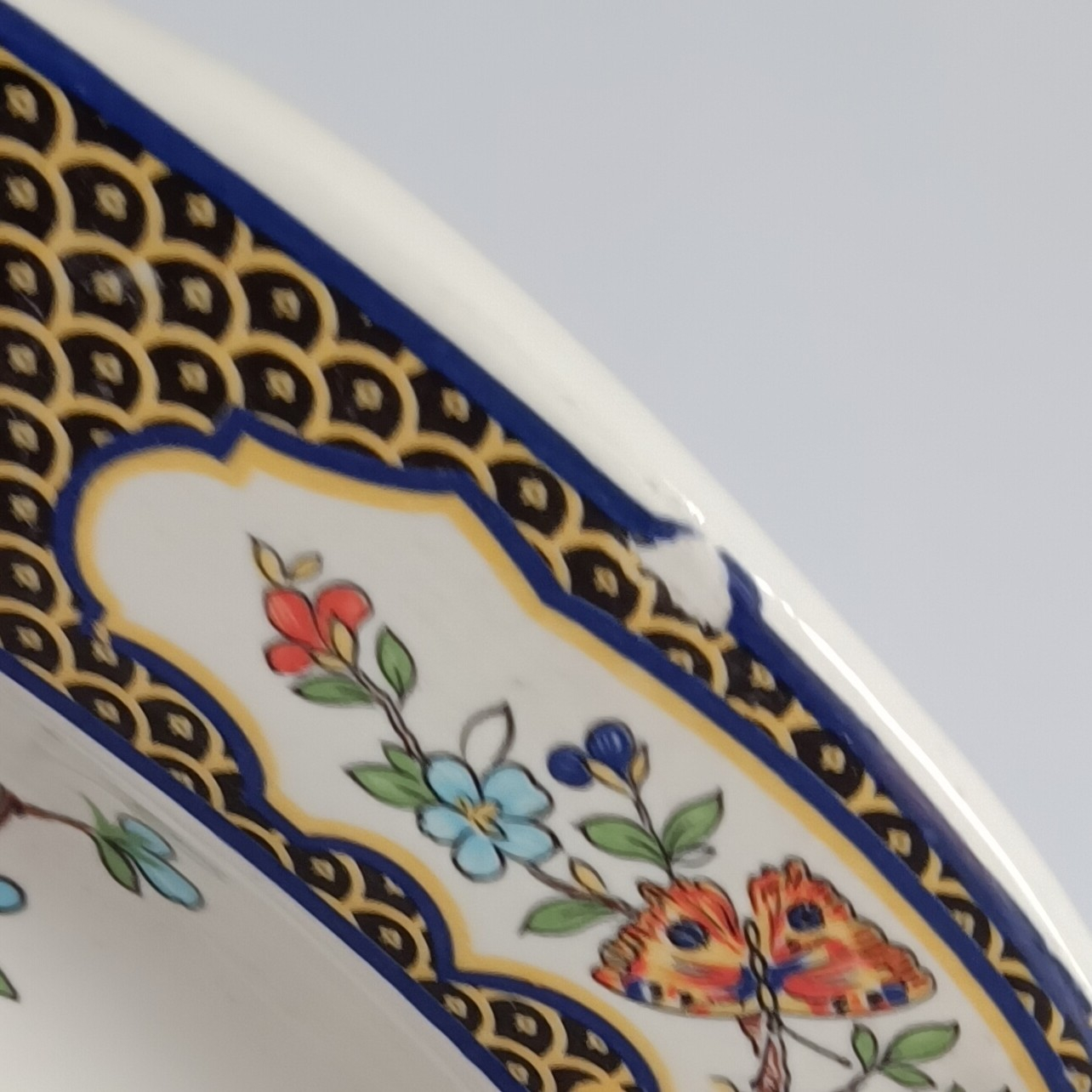 Voir photo 3 de Plat ovale en faïence décor paons et fleurs – 47,5 x 35,5 cm Plat ovale en faïence décor paons et fleurs – 47,5 x 35,5 cm Bon état reconditionné photo 3