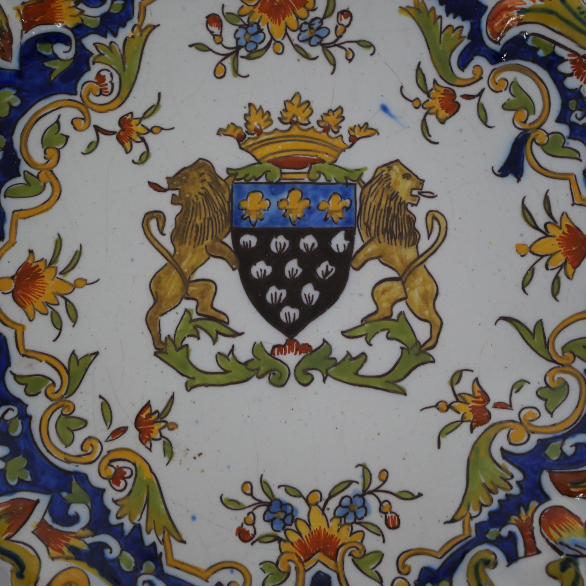 Voir photo 2 de Plat Ovale Mont Saint Michel en Faïence de Style Moustier - Décor Armorial (XVIIIe/XIXe) Plat Ovale Mont Saint Michel en Faïence de Style Moustier - Décor Armorial (XVIIIe/XIXe) Bon état reconditionné photo 2