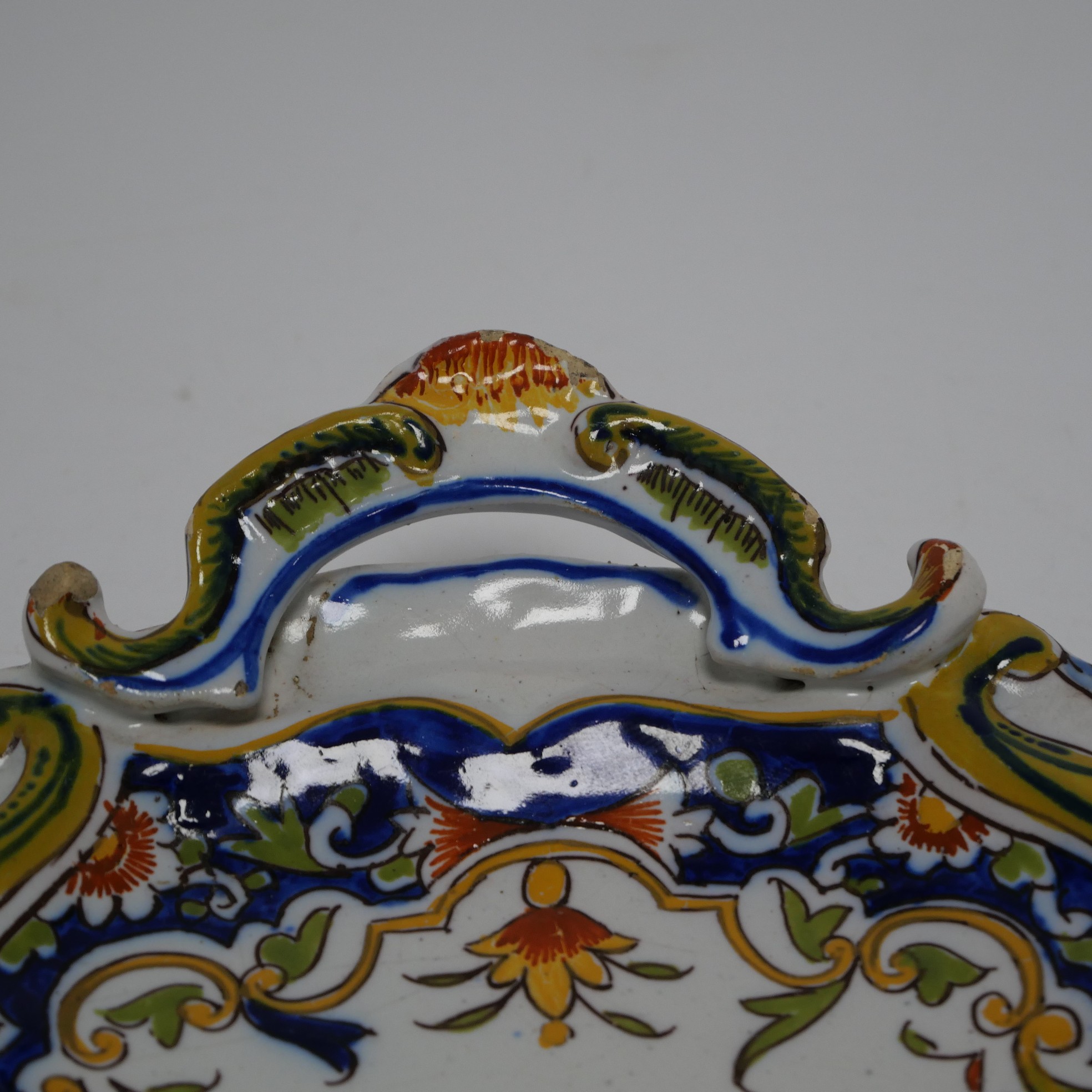 Voir photo 6 de Plat Ovale Mont Saint Michel en Faïence de Style Moustier - Décor Armorial (XVIIIe/XIXe) Plat Ovale Mont Saint Michel en Faïence de Style Moustier - Décor Armorial (XVIIIe/XIXe) Bon état reconditionné photo 6