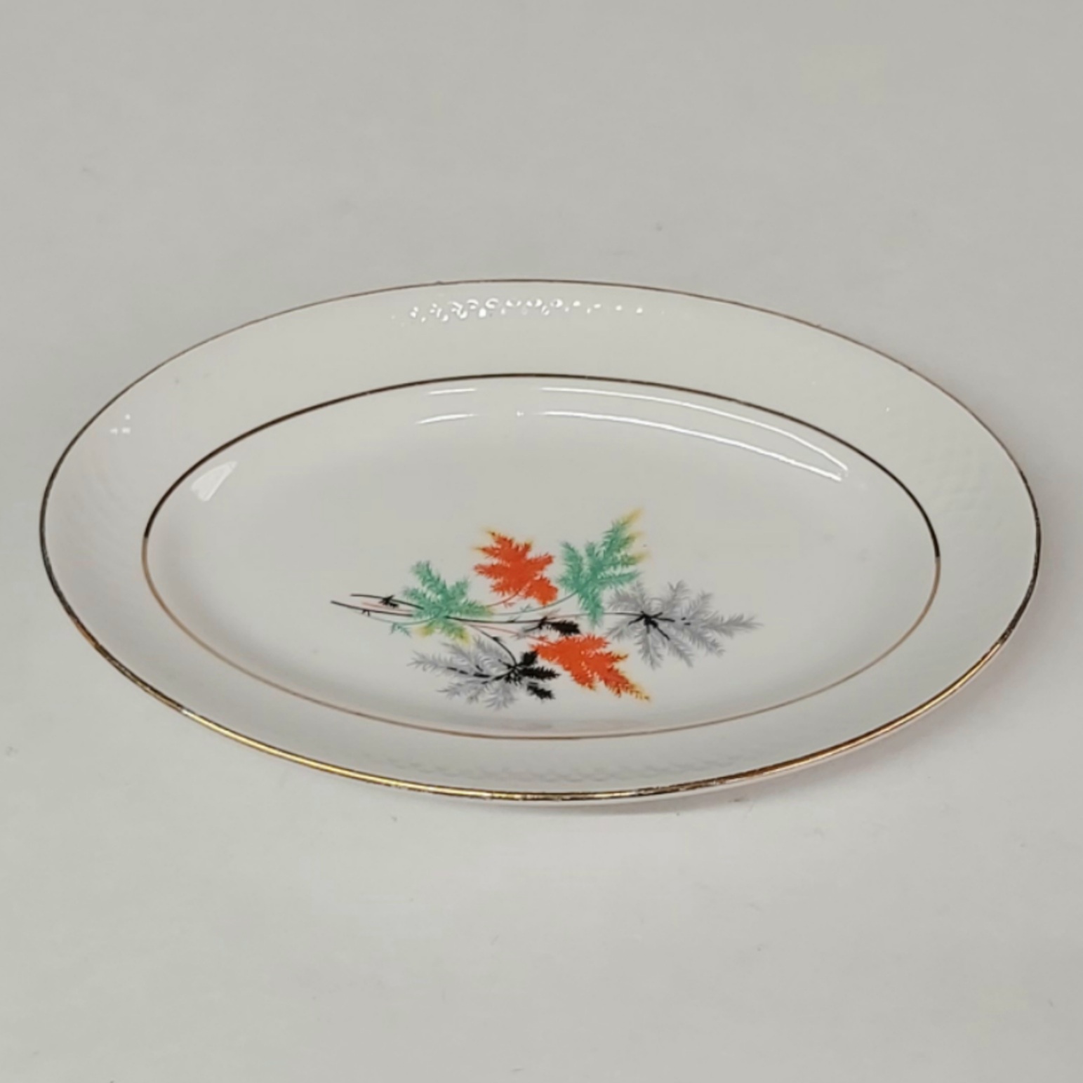 Acheter Plat Ovale porcelaine du Nord Très bon état - 11,00 € Plat Ovale porcelaine du Nord Très bon état reconditionné disponible sur Label Emmaüs