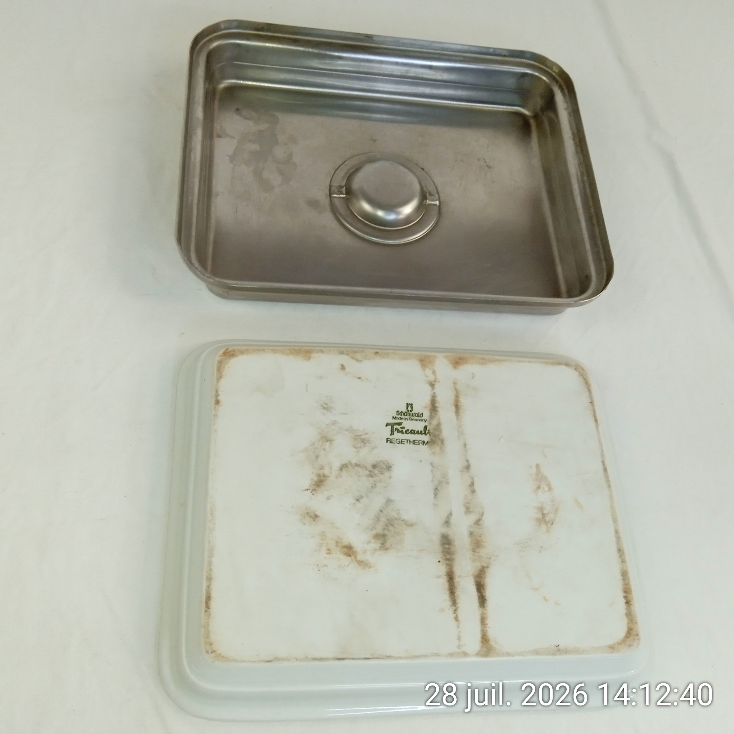 Voir photo 2 de Plat REGETHERMIC porcelaine à feux 2 compartiments avec couvercle en inox Plat REGETHERMIC porcelaine à feux 2 compartiments avec couvercle en inox Bon état reconditionné photo 2