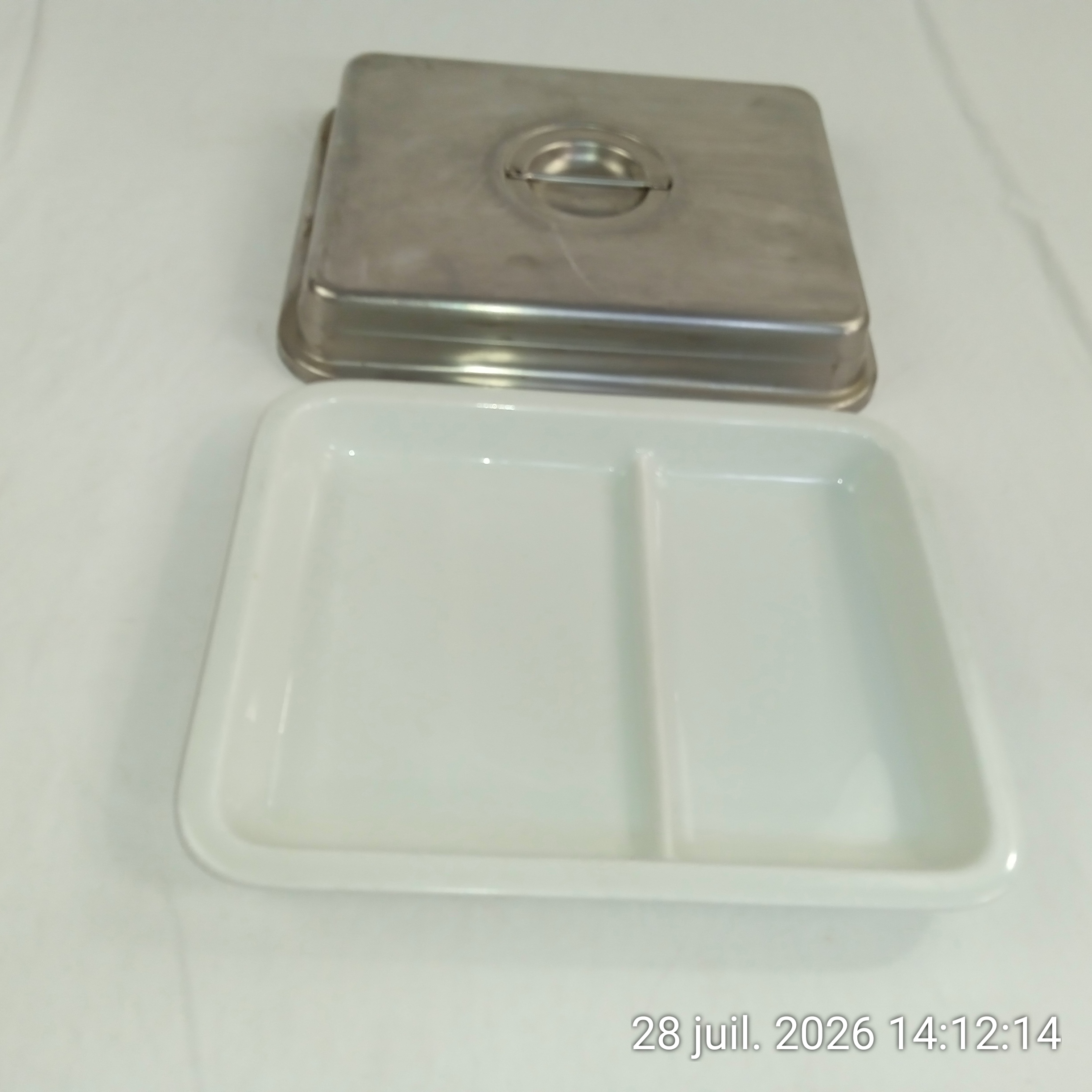 Voir photo 4 de Plat REGETHERMIC porcelaine à feux 2 compartiments avec couvercle en inox Plat REGETHERMIC porcelaine à feux 2 compartiments avec couvercle en inox Bon état reconditionné photo 4