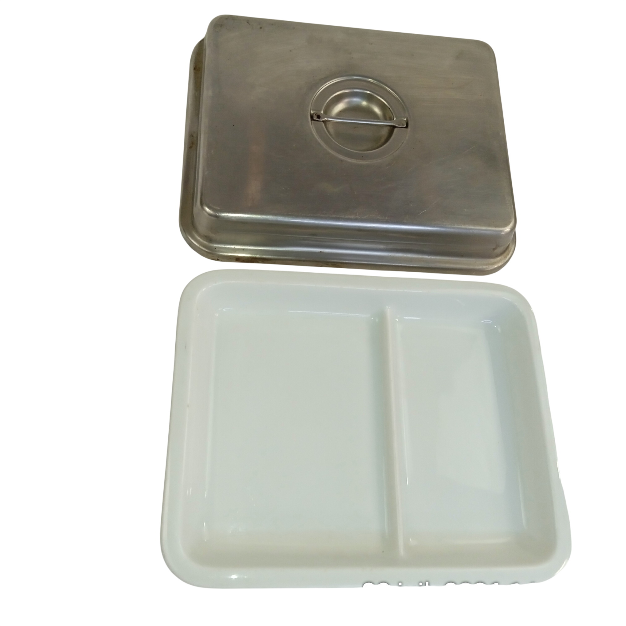 Acheter Plat REGETHERMIC porcelaine à feux 2 compartiments avec couvercle en inox Bon état - 22,00 € Plat REGETHERMIC porcelaine à feux 2 compartiments avec couvercle en inox Bon état reconditionné disponible sur Label Emmaüs