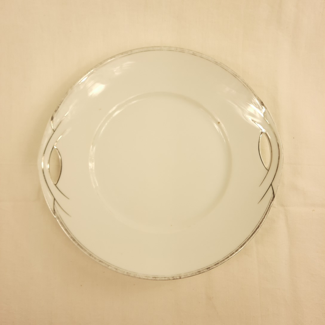 Plat rond à biscuits en porcelaine vintage Bon état - 12,00 € Plat rond à biscuits en porcelaine vintage Bon état reconditionné disponible sur Label Emmaüs