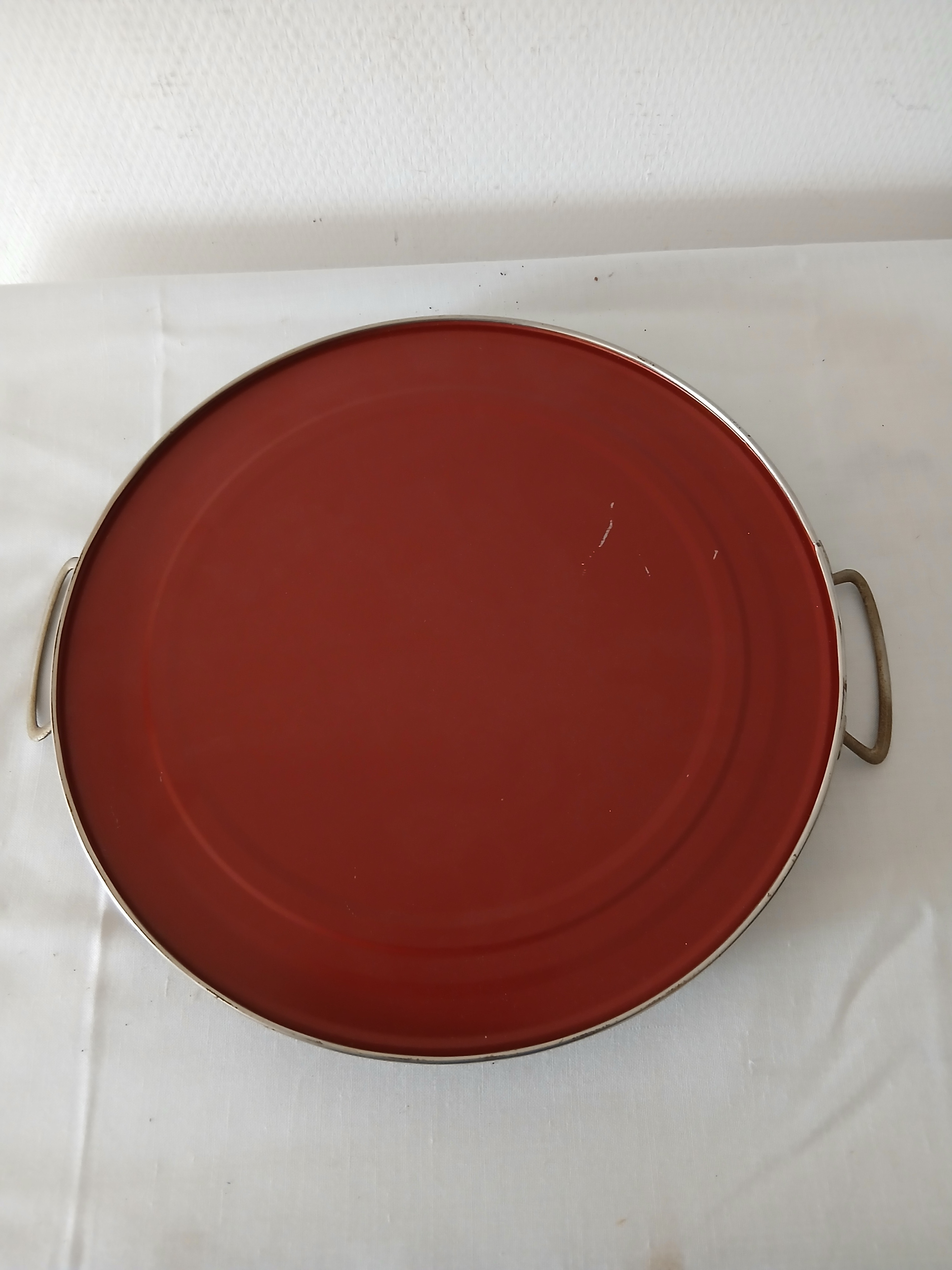 Voir photo 4 de Plat rond à gateaux ou fromage en métal. Plat rond à gateaux ou fromage en métal. Très bon état reconditionné photo 4