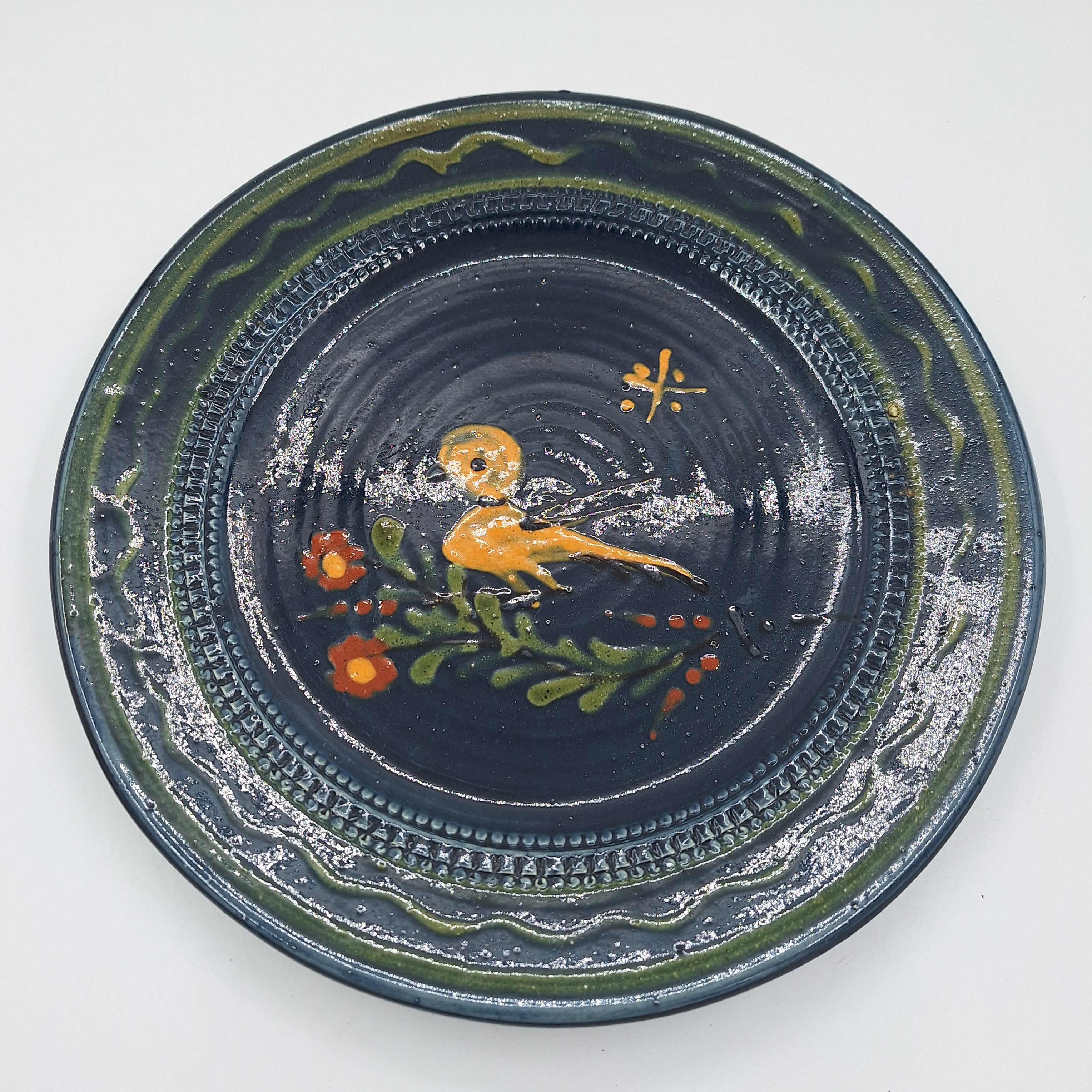 Voir photo 3 de Plat rond. Bleu nuit. Décor floral et oiseau. Céramique. Estampillé d’un décor sous la pièce. Plat rond. Bleu nuit. Décor floral et oiseau. Céramique. Estampillé d’un décor sous la pièce. Très bon état reconditionné photo 3
