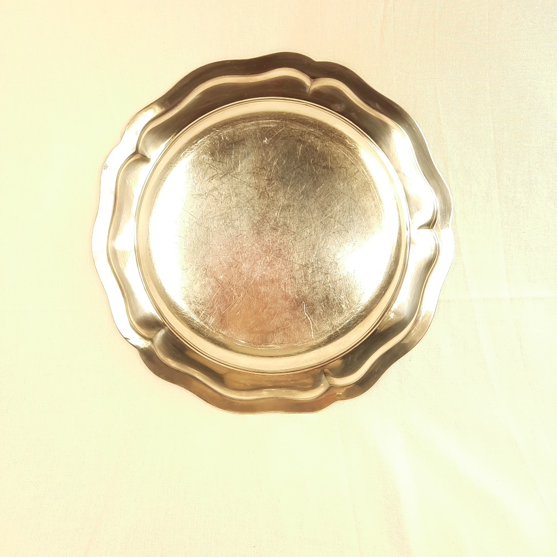 Voir photo 2 de Plat rond creux métal argenté vintage style Louis XV Plat rond creux métal argenté vintage style Louis XV Très bon état reconditionné photo 2