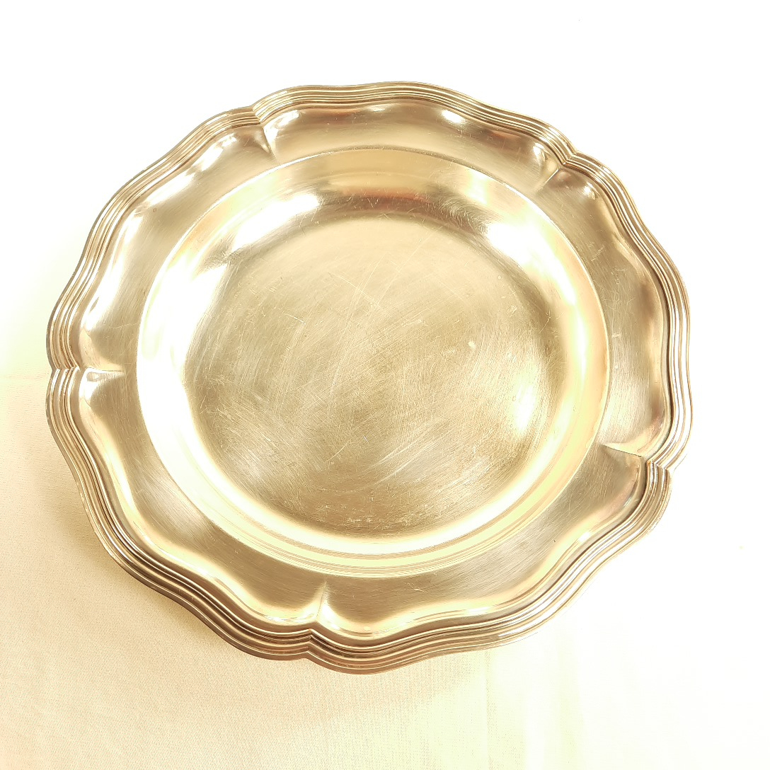Plat rond creux métal argenté vintage style Louis XV Très bon état - 90,00 € Plat rond creux métal argenté vintage style Louis XV Très bon état reconditionné disponible sur Label Emmaüs